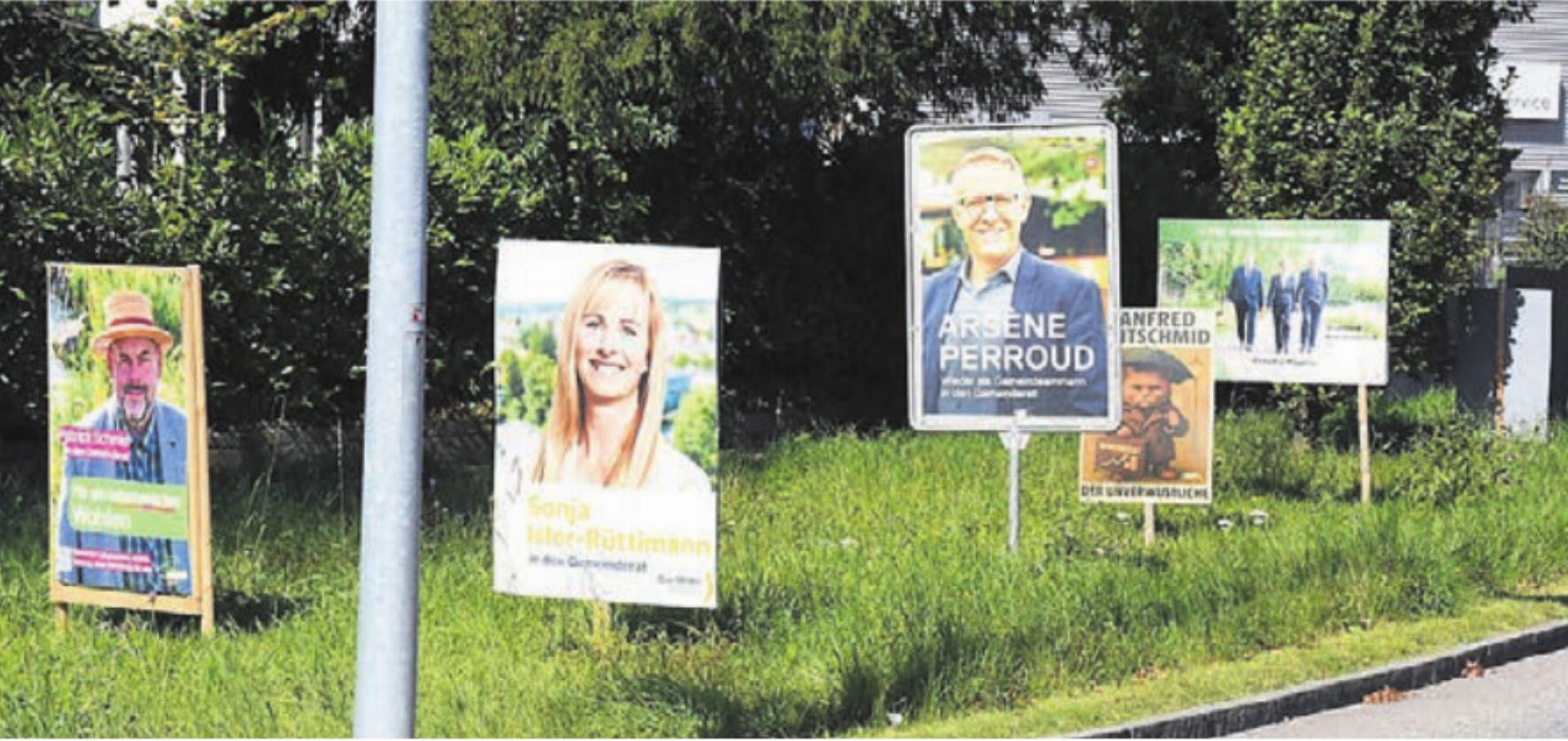 Die Wahlplakate zieren so ziemlich alle Strassenkreuzungen in Wohlen. Dies erhöht die Wahlkampfkasse der neun Kandidierenden. Bild: dm - Das Bild wird blockiert. – Möglicherweise durch einen aktiven Adblocker.