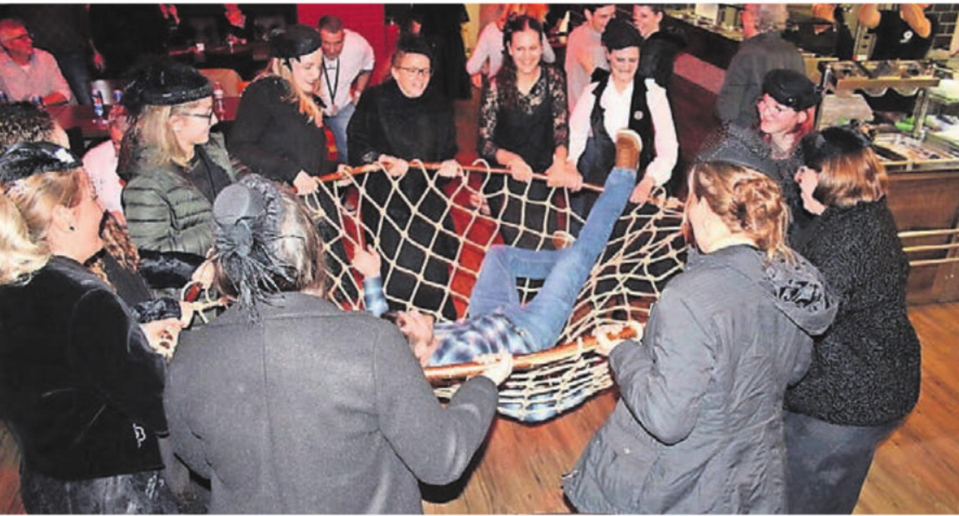 Herren müssen aufpassen – die Damen gehen mit dem Grasbogen bewaffnet auf Jagd. - Das Bild wird blockiert. – Möglicherweise durch einen aktiven Adblocker.