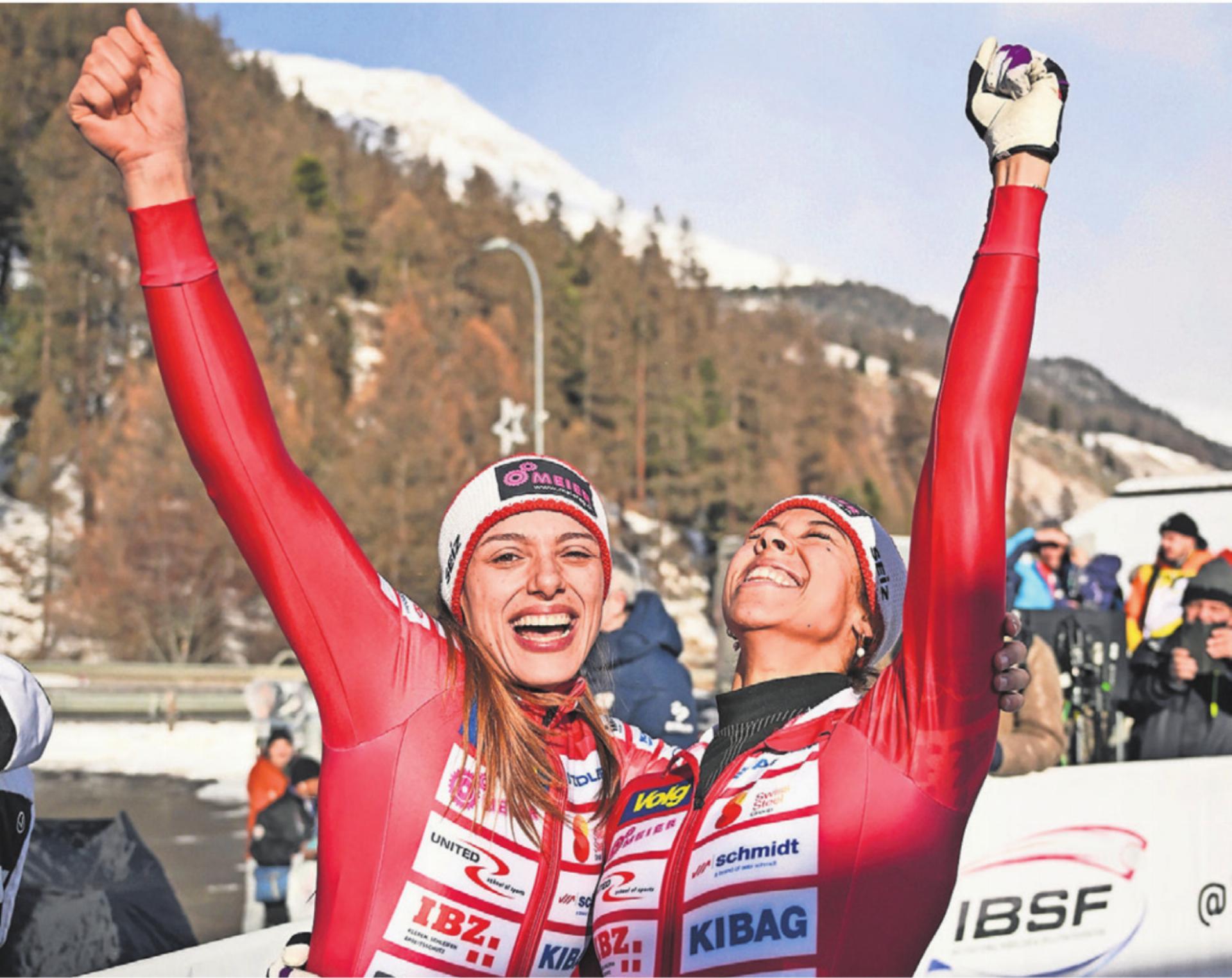 Melanie Hasler (rechts) bejubelt mit Anschieberin Nadja Pasternack den EM-Titel im Zweierbob. Einen Tag zuvor konnte die Berikerin bereits im Monobob die Goldmedaille holen. Bild: Viesturs Lacis / IBSF - Das Bild wird blockiert. – Möglicherweise durch einen aktiven Adblocker.