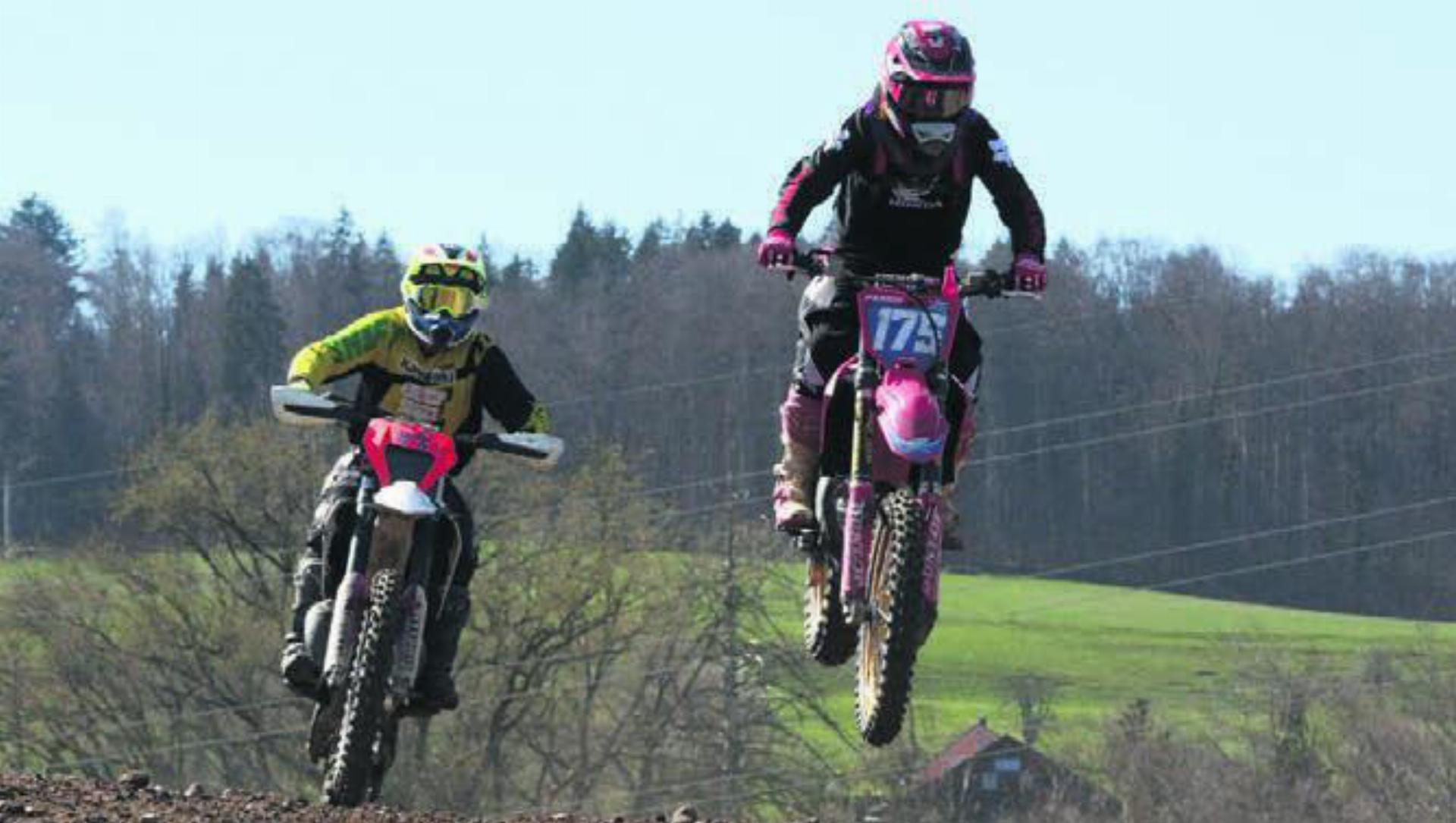 Einmal mehr gab es am Motocross wagemutige Sprünge zu sehen. Bild: jl