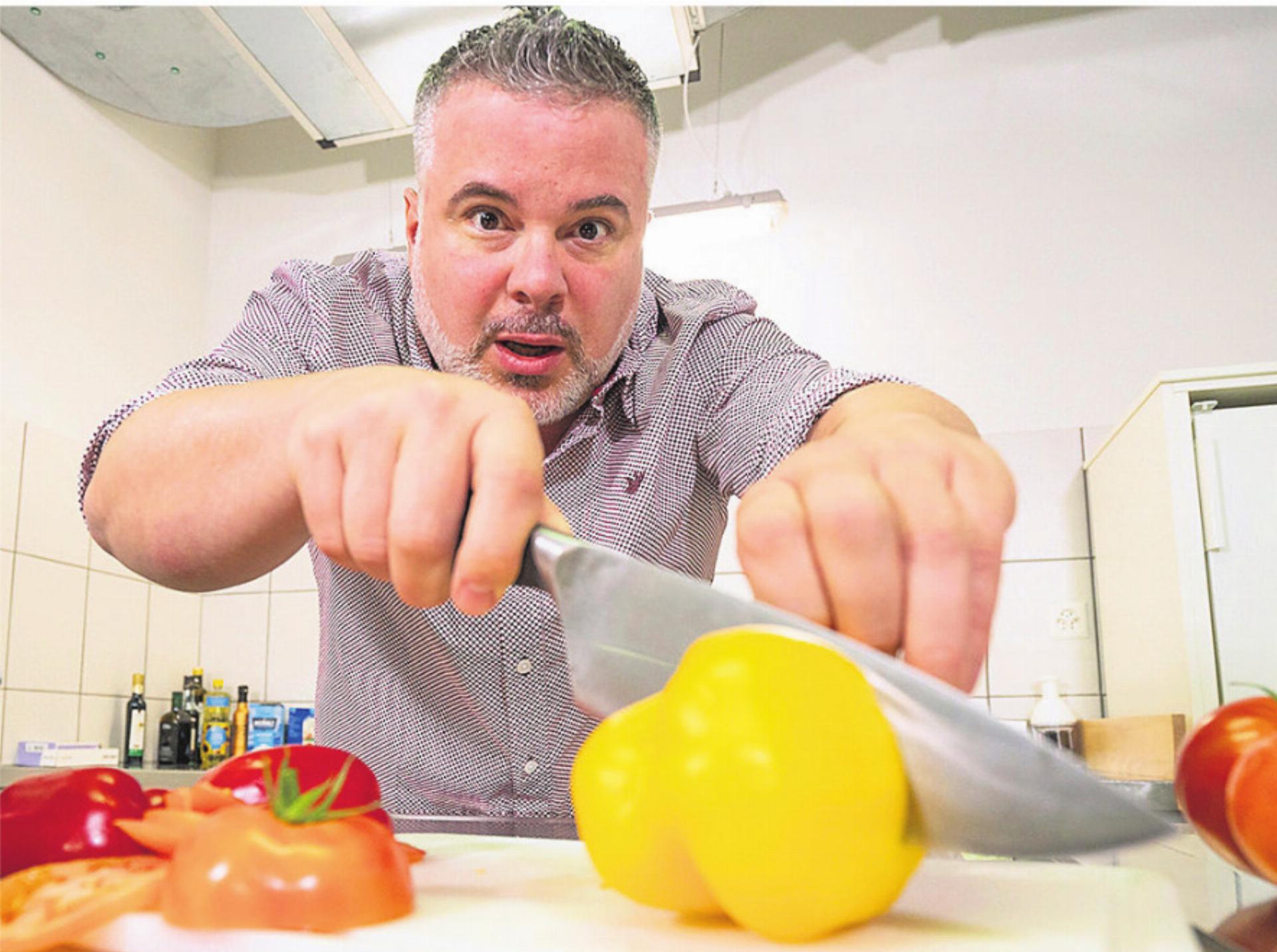 Peter Denlo liest nicht nur aus seinem ersten Kriminalroman, sondern wird daneben auch live kochen. Bild: zg - Das Bild wird blockiert. – Möglicherweise durch einen aktiven Adblocker.