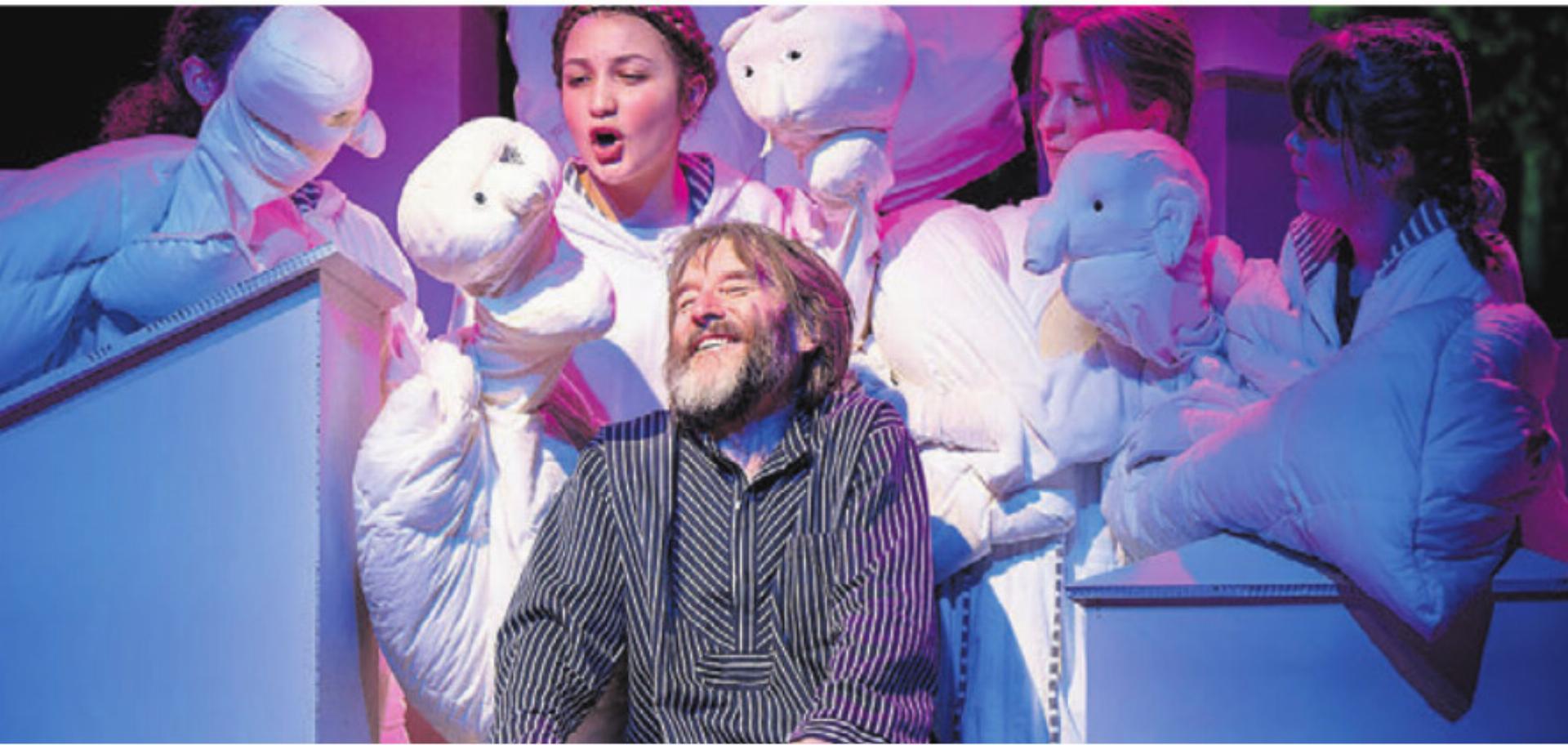 Auch in der letzten Villmerger Produktion «Under em Milchwald» glänzte Niklaus Meyer sowohl auf wie hinter der Bühne. Bild: Redaktion - Das Bild wird blockiert. – Möglicherweise durch einen aktiven Adblocker.