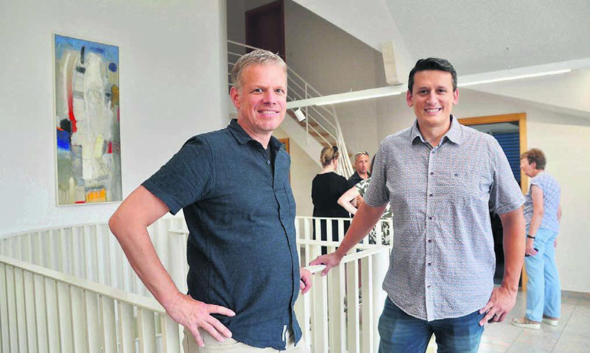 Gemeindeammann Simon Zubler (links) und Gemeinderat Pascal Vontobel freuen sich über das Interesse. Bilder: Thomas Stöckli