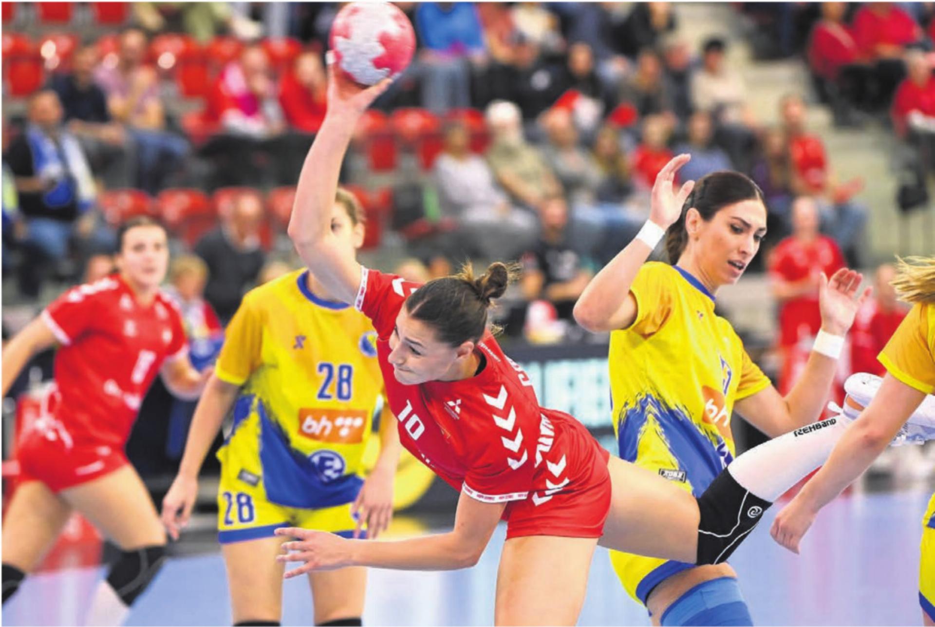 Daphne Gautschi tankt sich durch gegen Bosnien-Herzegowina. Die Murianerin wird am Ende gar zur besten Spielerin gekürt. 
Bild: Alexander Wagner - Das Bild wird blockiert. – Möglicherweise durch einen aktiven Adblocker.