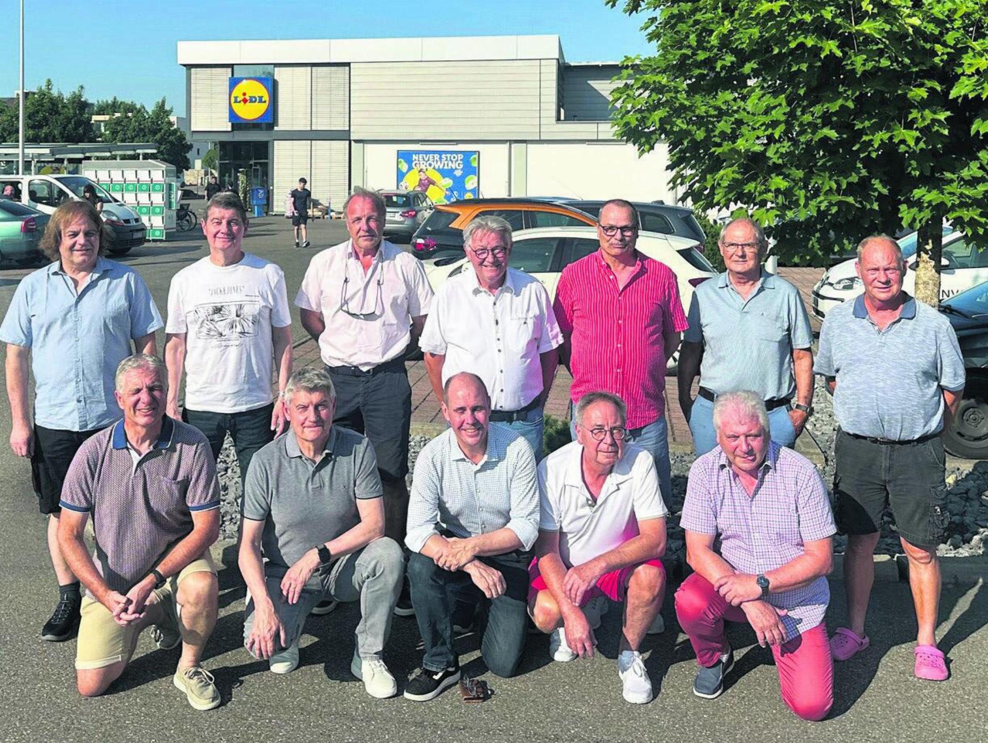 Die Aufstiegshelden von 1985 trafen sich 2025 an selber Stelle. Hinten, von links: Franco Saxer (Vorstand), Georges Saxer, Roger Geissmann, Wilfried Geissmann, Fritz Hoppler, Albert Saxer, Meinrad Lörtscher. Vorne: Marco Saxer, Roland Saxer, Iwan Lörtscher, Bruno Hochstrasser, Marcel Widmer. Bild: Stefan Sprenger