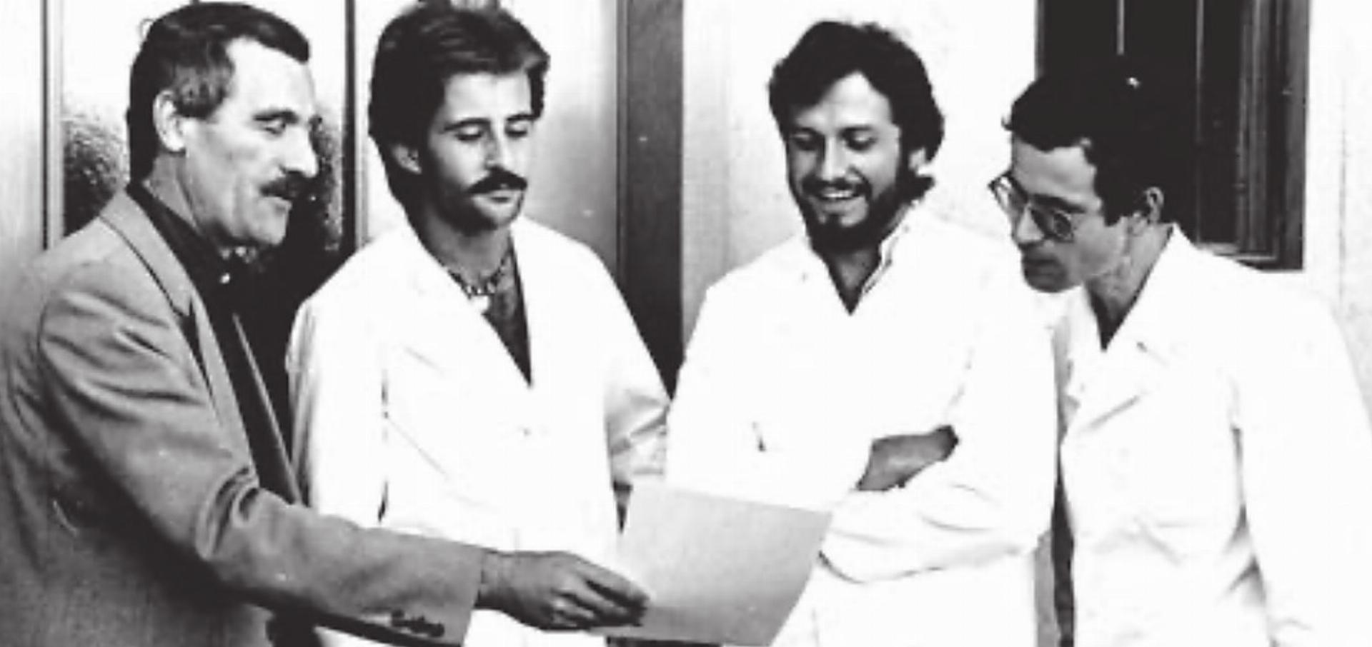 800-Jahr-Feier 1978. Notar Alois Lütolf bestätigt den drei Bäckern Albrik Kuhn, Peter Bachmann und Bruno Widmer die Länge der Cremeschnitte (300 Meter). Bild: Archiv