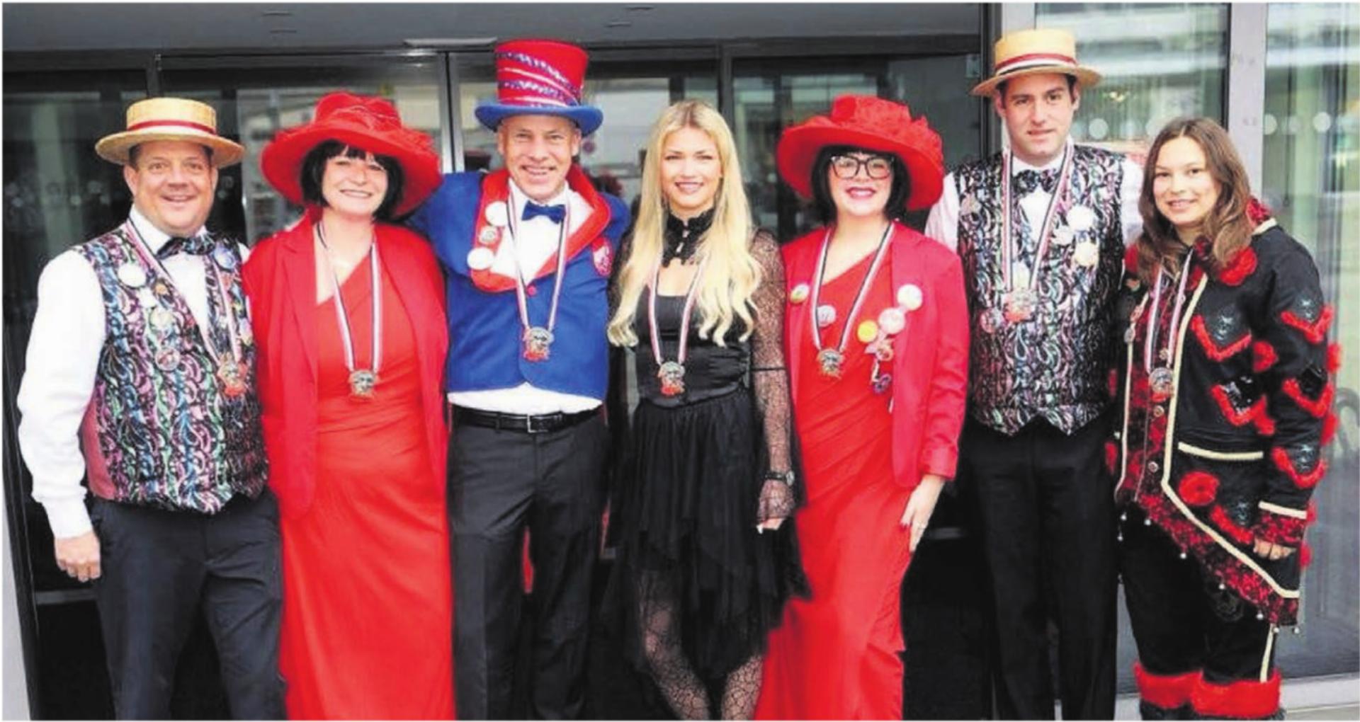 Mit grossem Einsatz für die Fasnacht unterwegs (v. l.): Markus Peterhans, Co-Präsident; Janet Abt; Erik Amsler, Co-Präsident; Céline Huwyler; Tosca Liserra; Fabian Bruggisser und Corina Palladino.
Bild: zg - Das Bild wird blockiert. – Möglicherweise durch einen aktiven Adblocker.