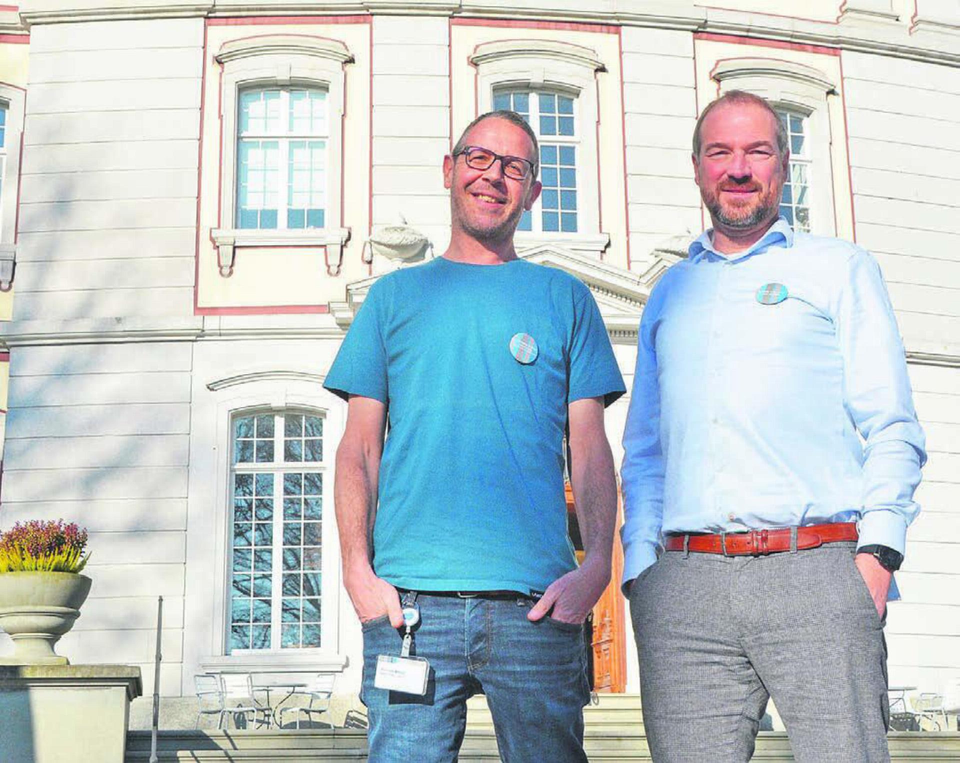 Hinter und vor der Pflegi-Fassade spielt sich ganz vieles ab. Diese Vielfalt zu zeigen, das ist eines der Ziele des Frühlingsfestes. Thomas Weber (Leiter Kommunikation und Marketing, links) und Dennis Lehmann (Leiter Hotellerie) freuen sich auf den Grossanlass Ende Mai. Bild: Annemarie Keusch