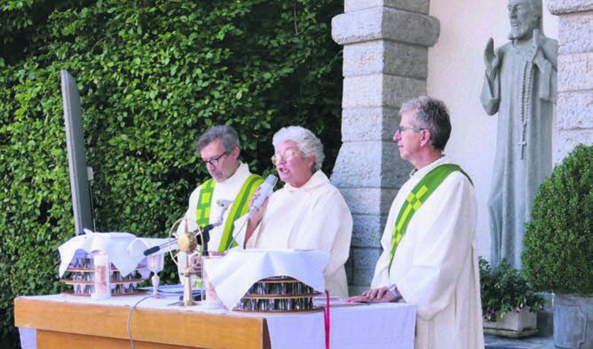 Pfarrer Theo Pindl, Pfarrerin Brigitte Oegerli und Diakon Hans-Peter Stierli (von links) zelebrierten den Gottesdienst vor dem Denkmal von Bruder Klaus. Bild: tre