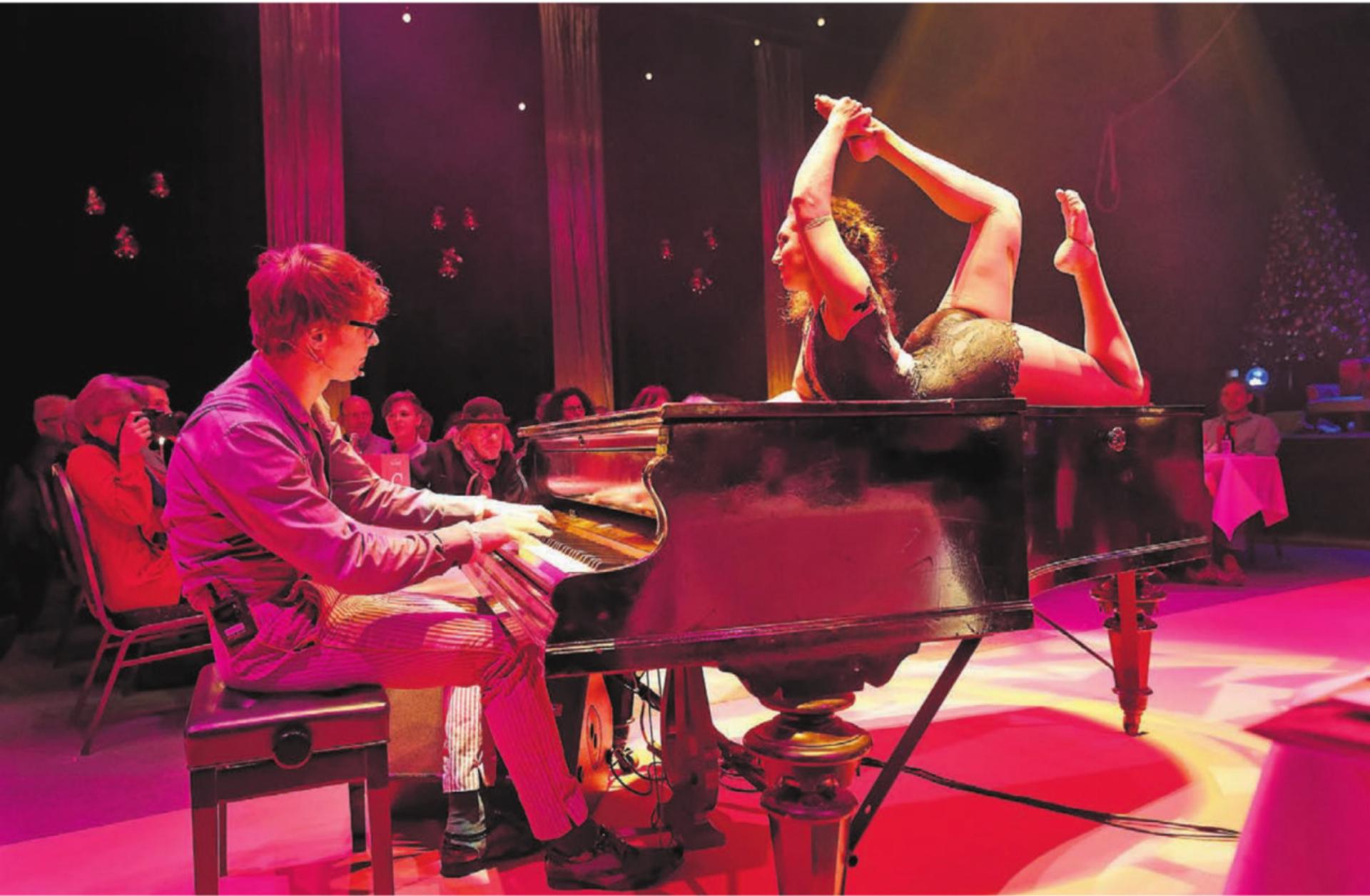 Auch wenn sein Flügel zur Manege wird wie hier beim Auftritt von Thula Moon Martin im Jahr 2017, bleibt Lukas Stäger höchst konzentriert. Der Wohler Pianist muss auf alles vorbereitet sein, die Nummer kann jedes Mal leicht anders sein. Und auch die Nähe zum Publikum ist besonders in diesen Momenten. 
Bilder: pd - Das Bild wird blockiert. – Möglicherweise durch einen aktiven Adblocker.