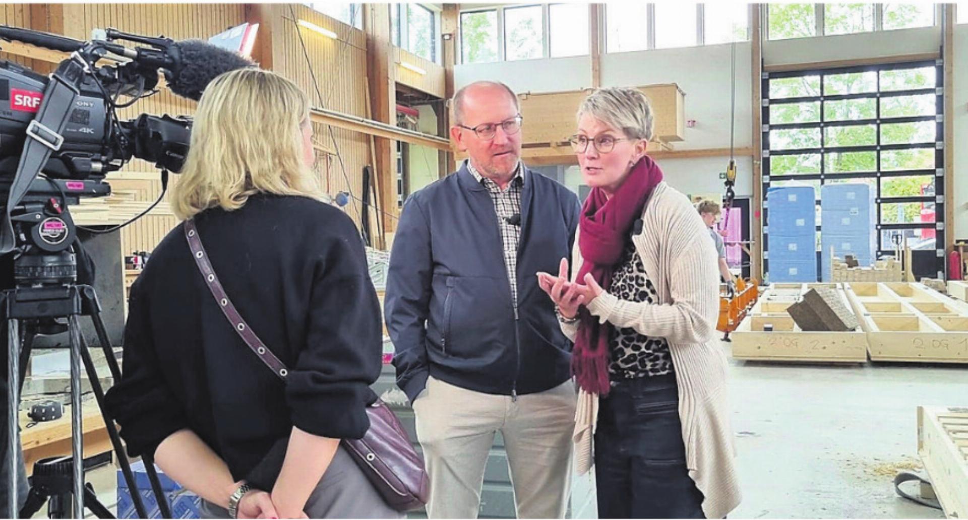 Zusammen mit dem Schweizer Fernsehen besuchten die Hoteliers Esther Bellwald und Lukas Kalbermatten die Produktion in Dottikon. Bild: zg - Das Bild wird blockiert. – Möglicherweise durch einen aktiven Adblocker.