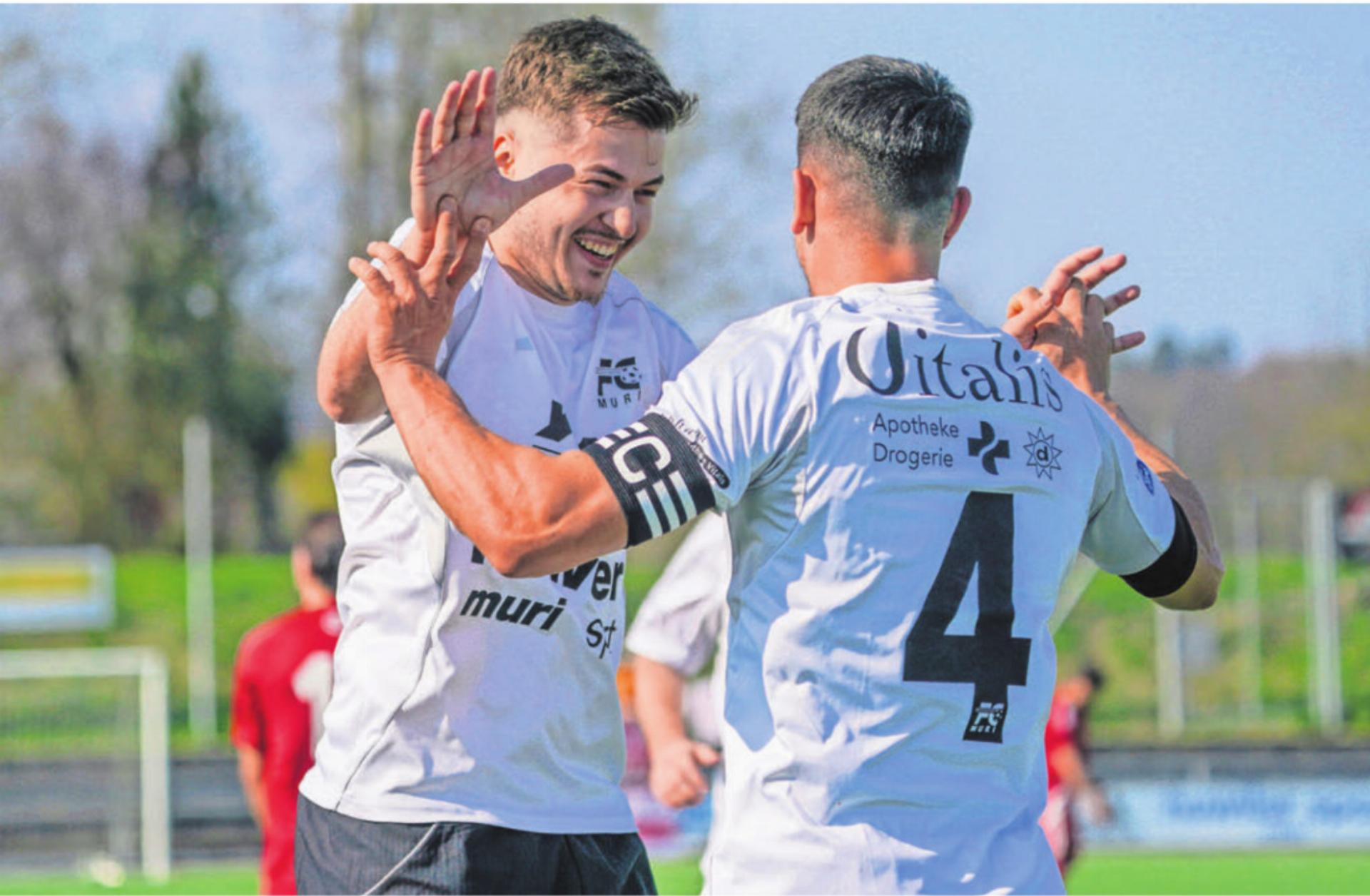 Gentrim Uka (links) beim Torjubel mit Teamcaptain Simone Parente. Nach dem Suhr-Spiel haben beide je vier Tore auf dem Konto. Bei Muri verteilt sich die Torgefahr auf zahlreiche Akteure im Team. Bild: Andy Müller - Das Bild wird blockiert. – Möglicherweise durch einen aktiven Adblocker.