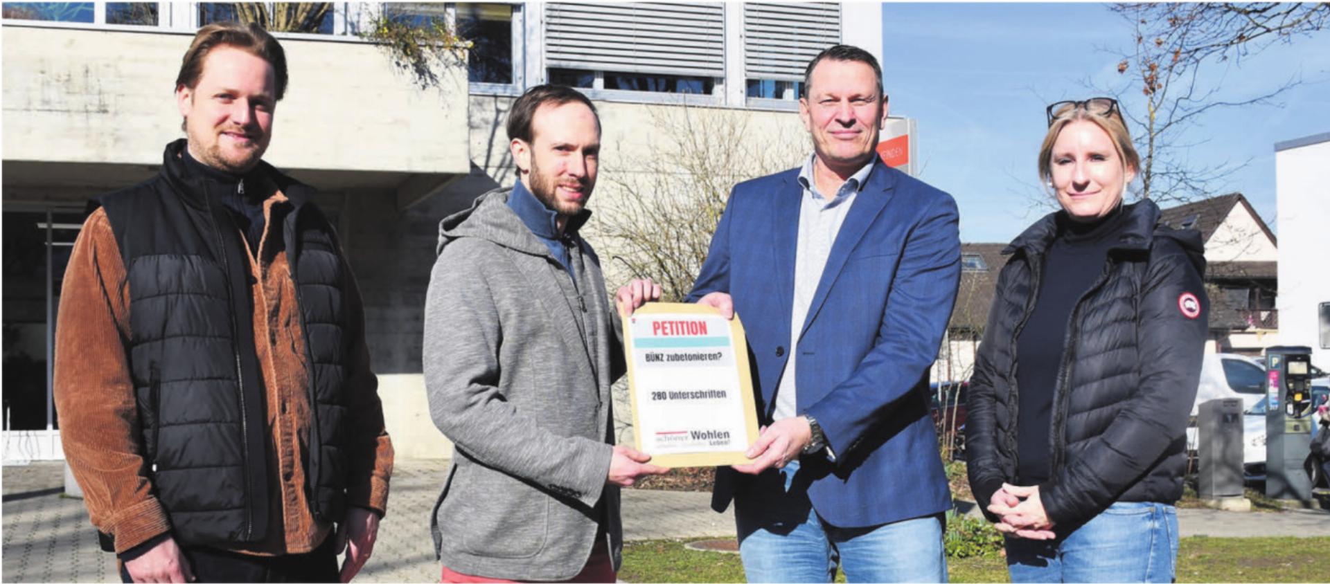 Der Vorstand des Vereins Schöner Wohlen übergibt seine Petition (v. I.): Simon Dietrich, Daniel Baumann, Gemeindeammann Roland Vogt und Simone Cavelty. Es fehlt Präsident Philipp Simka. Bild: Monica Rast - Das Bild wird blockiert. – Möglicherweise durch einen aktiven Adblocker.