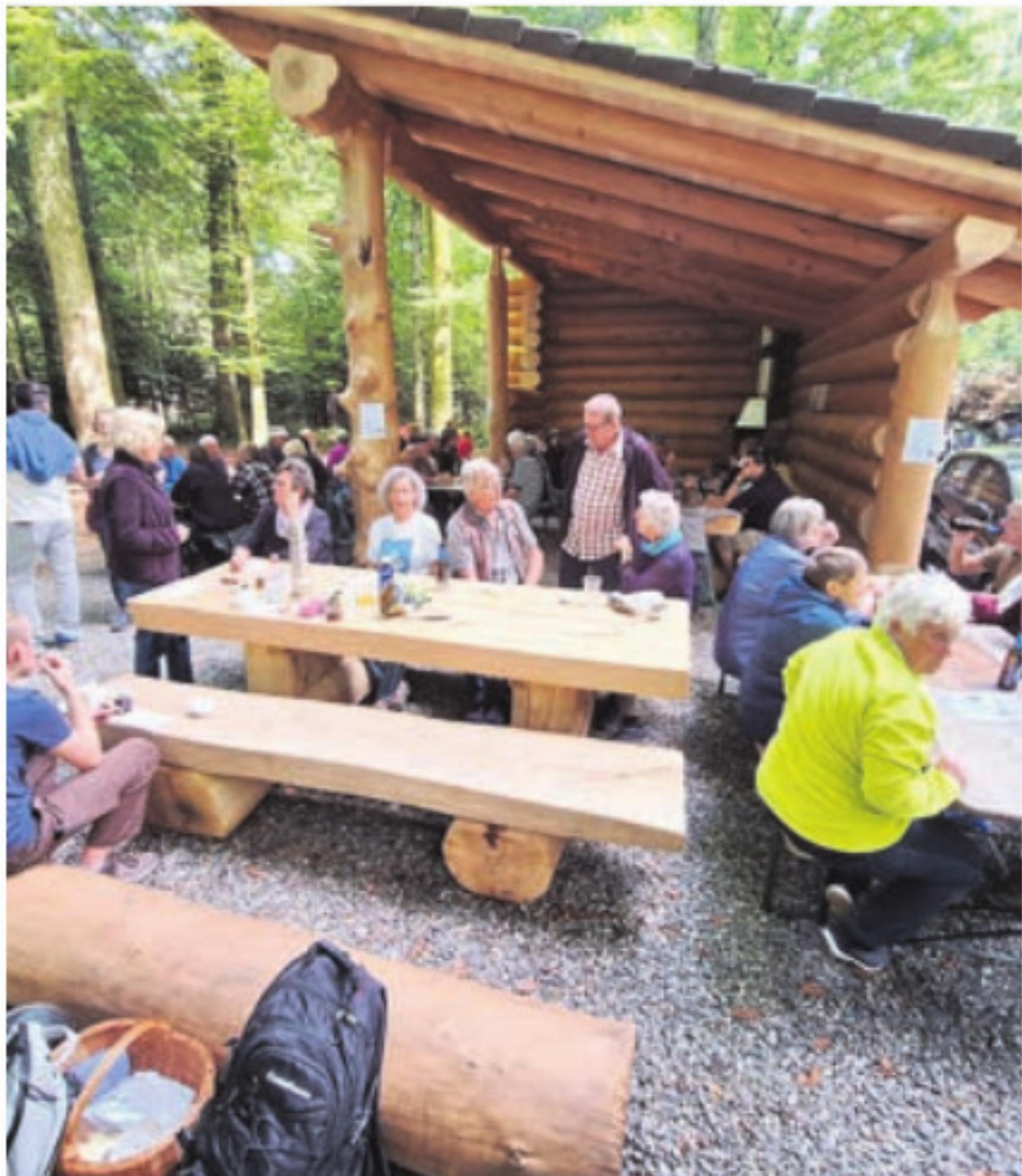 Jung und Alt fand am Tag der Einweihung den Weg in den Wald und genoss den feierlichen Akt. Bild: gk - Das Bild wird blockiert. – Möglicherweise durch einen aktiven Adblocker.