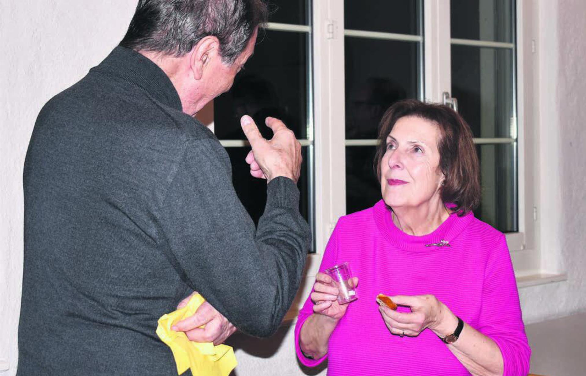 Beim abschliessenden Apéro blieb Zeit, das Gehörte im persönlichen Gespräch mit Christine Egerszegi zu vertiefen. Bilder: Erika Obrist