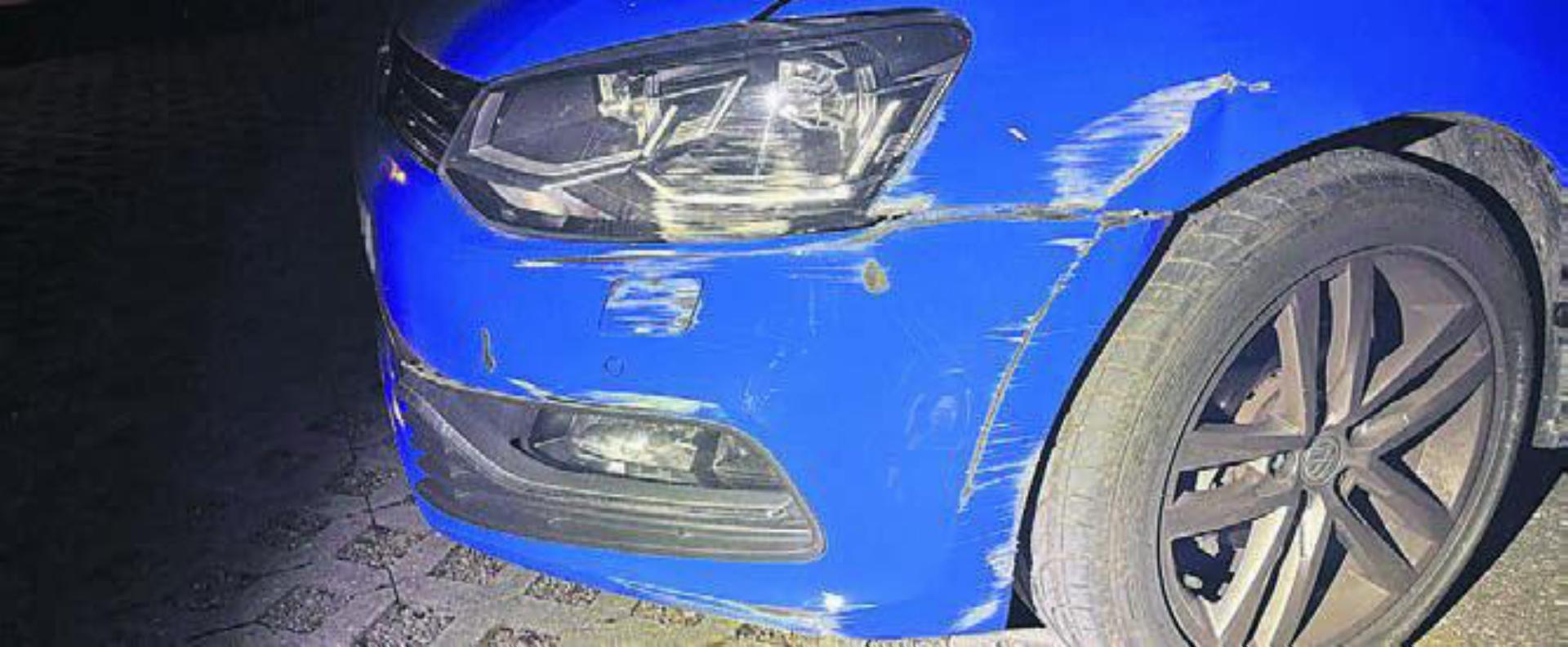 Das Fahrzeug weist deutliche Spuren einer Touchierung auf. Bild: pd