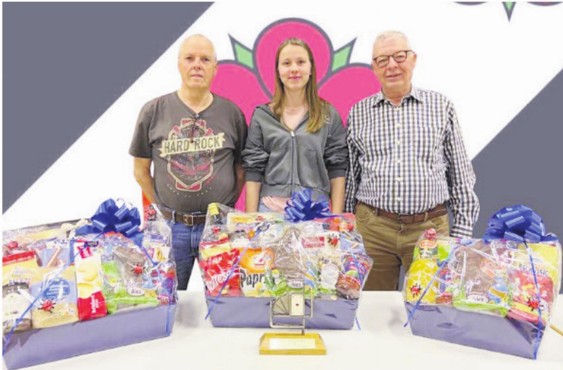 Haben sich gegen ihre Konkurrenten durchgesetzt (v. l): Benno Schmidli, 2. Rang mit 4256 Punkten, Melanie Gisi, 1. Rang mit 4277 Punkten, und Peter Rufer, 3. Rang mit 4199 Punkten. Bild: zg - Das Bild wird blockiert. – Möglicherweise durch einen aktiven Adblocker.