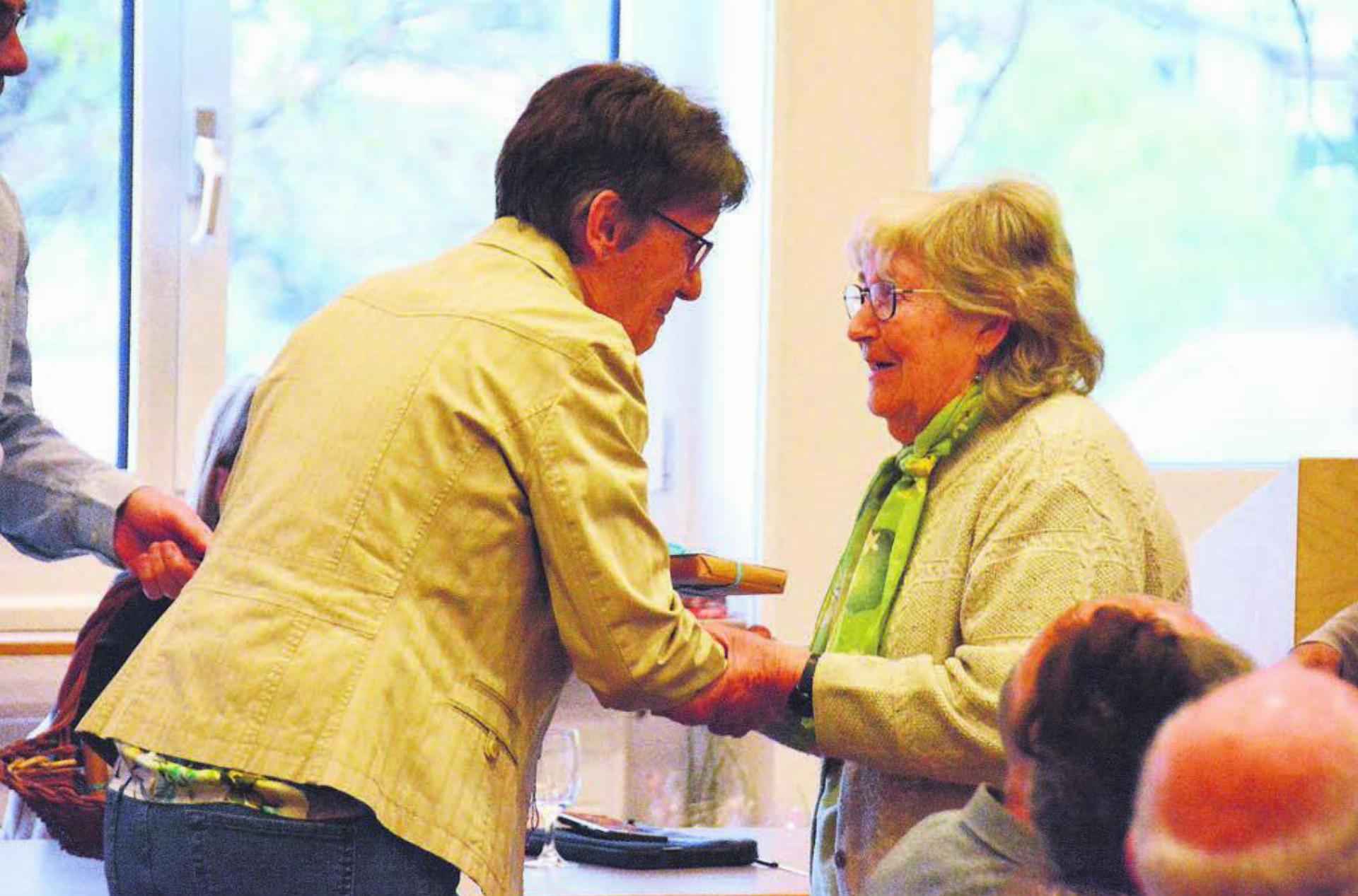 Doris Koch (links) übergibt den freiwilligen Helferinnen und Helfern ein kleines Präsent zum 10-Jahr-Jubiläum. Bilder: Celeste Blanc