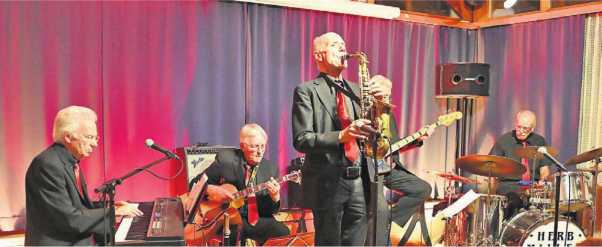 Jürg Morgenthaler am Saxofon bei seiner Solonummer mit der Rhythmusgruppe der Herb Miller Jazz Band, bestehend aus Herb Müller, Heinz Gysin, Rolf Eichenberger und Daniel Hofmann (v. l.). Bild: zg - Das Bild wird blockiert. – Möglicherweise durch einen aktiven Adblocker.
