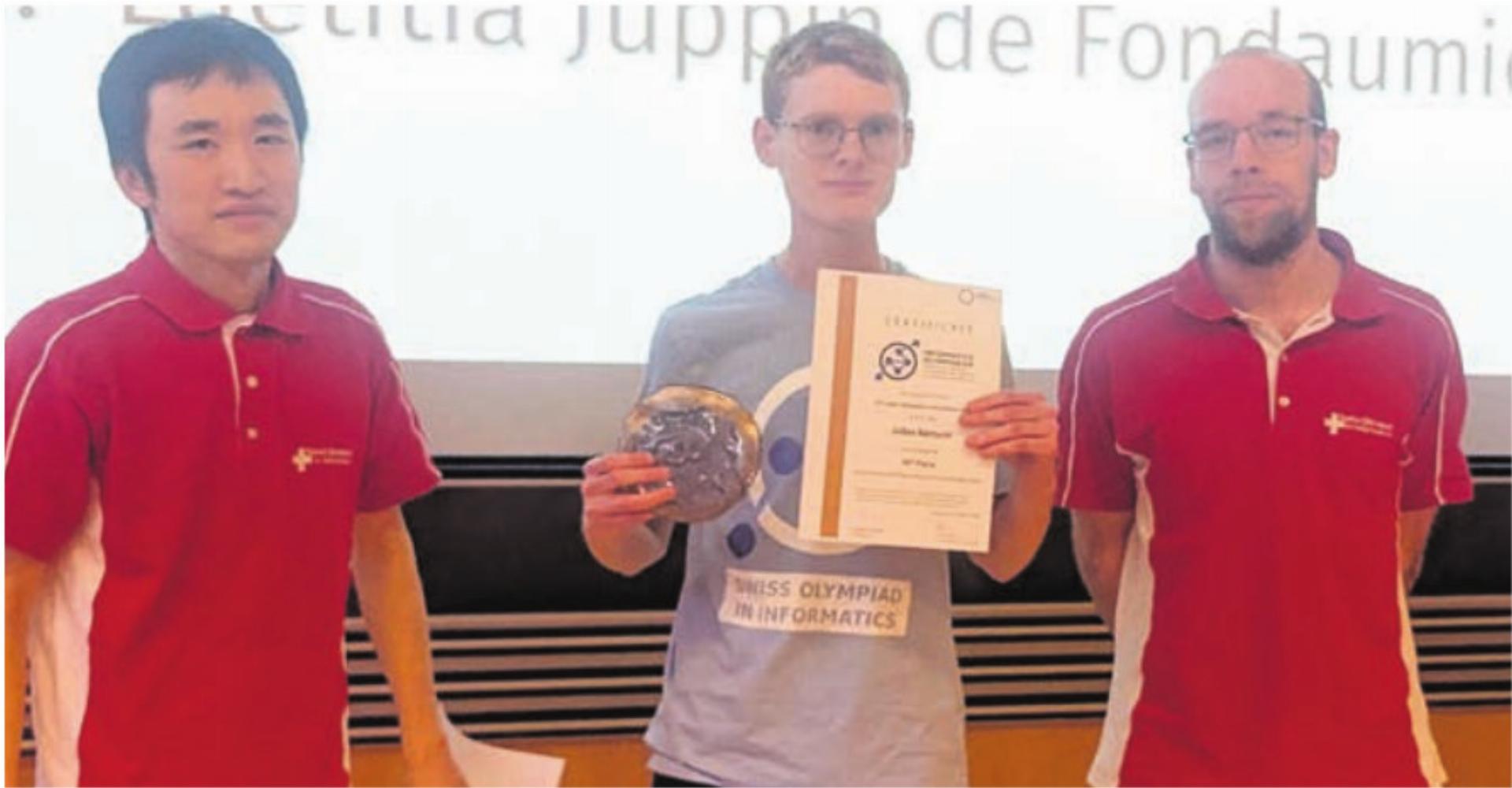 Gilles Bärtschi (Mitte) kann sich mit der Bronzemedaille noch für die Internationale Informatik-Olympiade qualifizieren. Bild: zg - Das Bild wird blockiert. – Möglicherweise durch einen aktiven Adblocker.