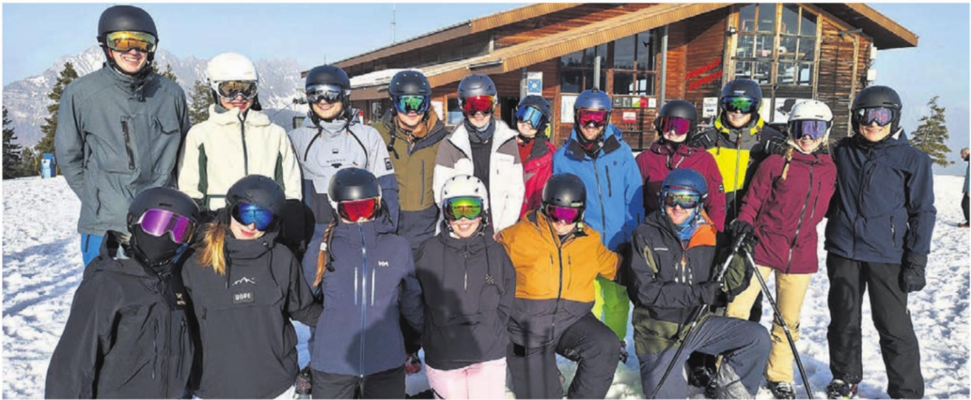 Beim Gruppenfoto strahlen die Gesichter mit der Sonne um die Wette. Bild: zg - Das Bild wird blockiert. – Möglicherweise durch einen aktiven Adblocker.