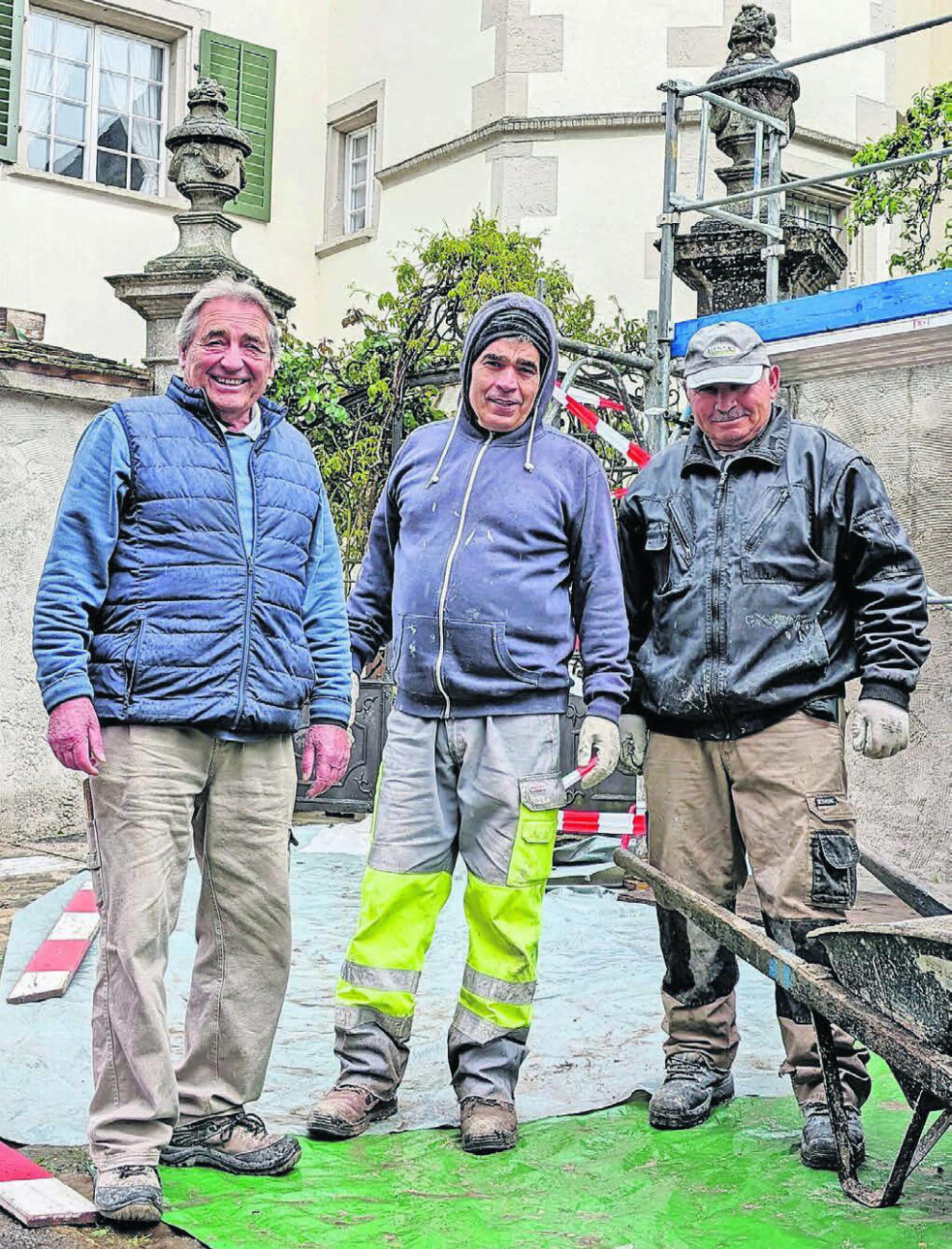 René Landolt (links) und seine Maurer arbeiten an der Bremgarter Schlösslimauer. Der 76-Jährige hat sich auf die Sanierung von historischen Bauwerken spezialisiert. Bild: Marco Huwyler