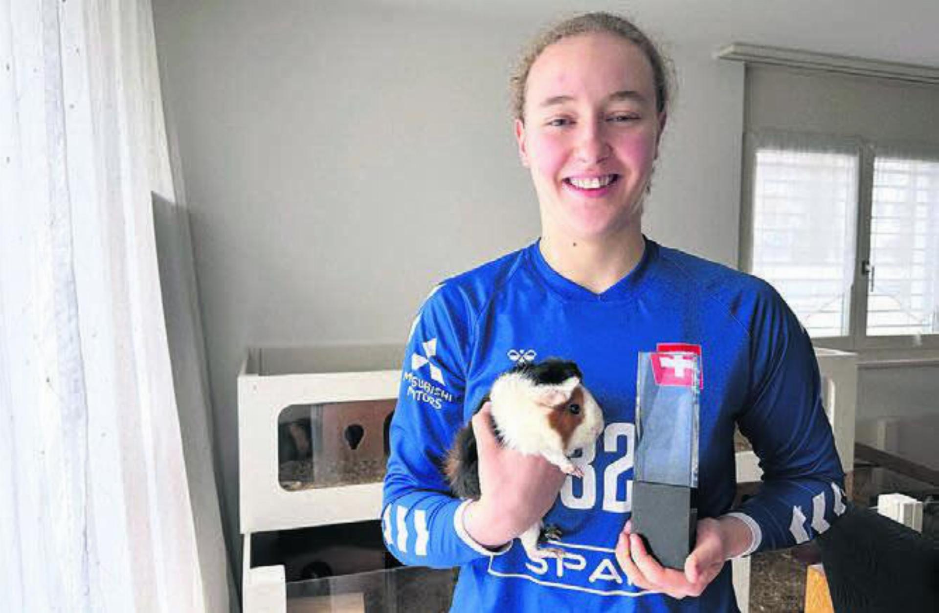 Mit Meerschweinchen, Nati-Trikot und Pokal: Seraina Kuratli. Bild: spr