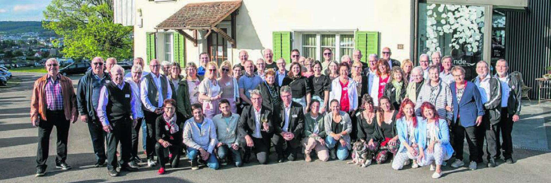 Alle im Doppelpack: Eine grosse Schar Aargauer Zwillinge traf sich dieses Jahr in der Büttiker «Linde». Bild: zg