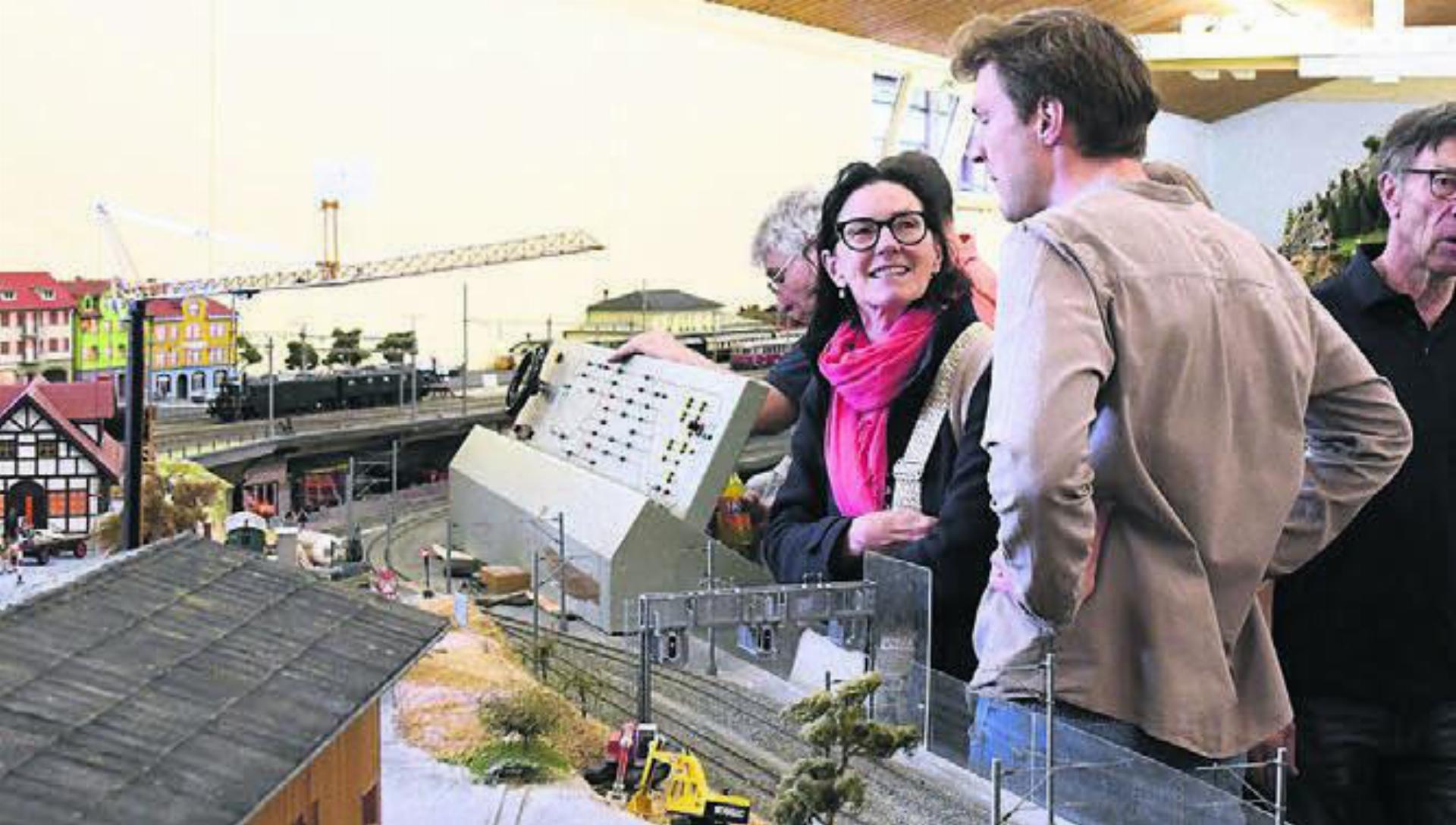 Viele Menschen konnten sich am Jubiläumswochenende für die Modelleisenbahnanlage begeistern. Bilder: dm