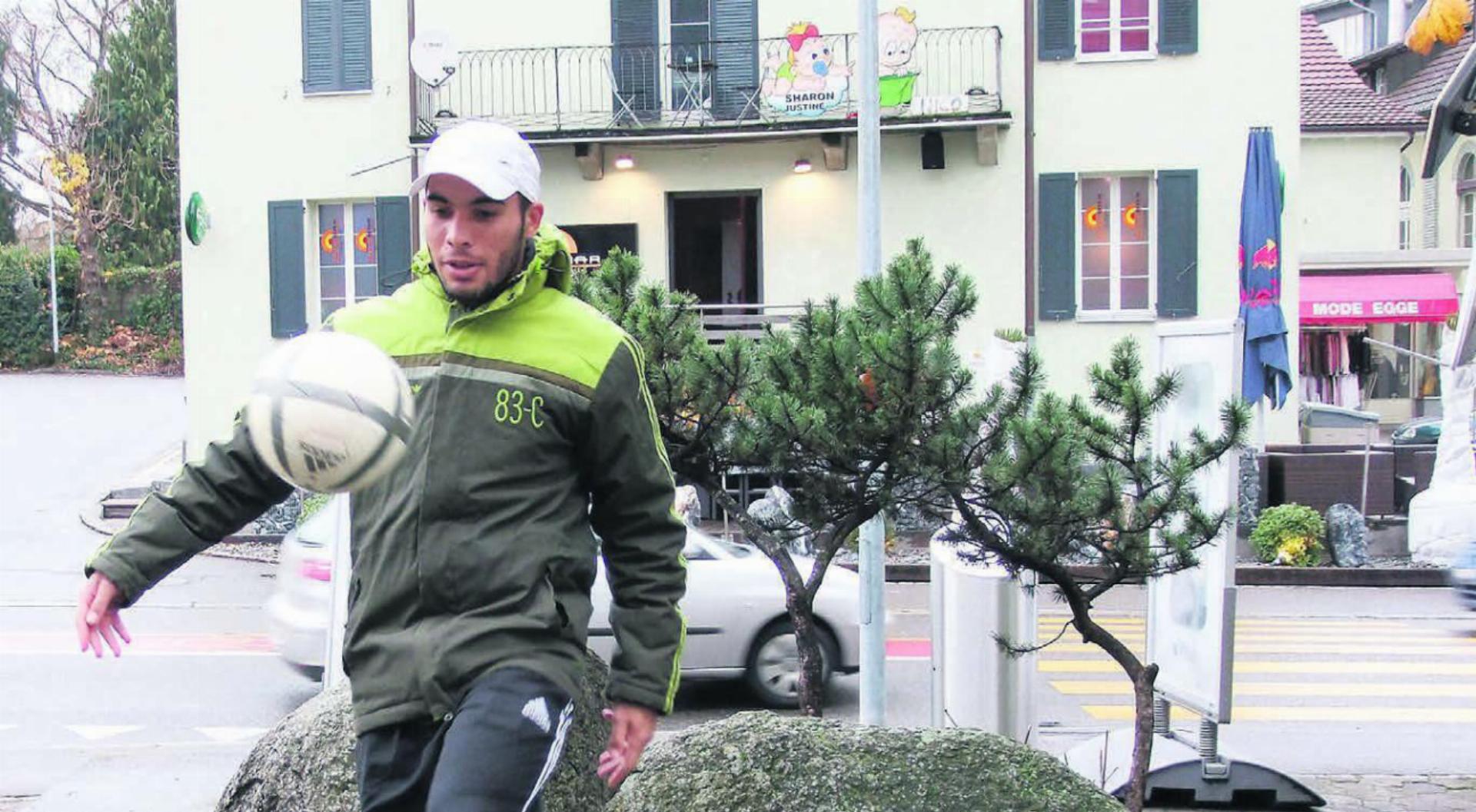 November 2010. Alexandre Monteiro de Lima jongliert auf dem Markusplatz in Wohlen. Er sagte damals: «Wer klein denkt, bleibt klein.» Bild: spr