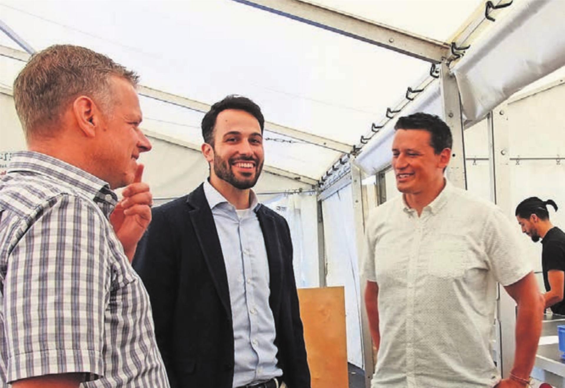 Festredner Gabriel Ganarin, flankiert von Gemeindeammann Simon Zubler (links) und Gemeinderat Pascal Vontobel. Bild: bo