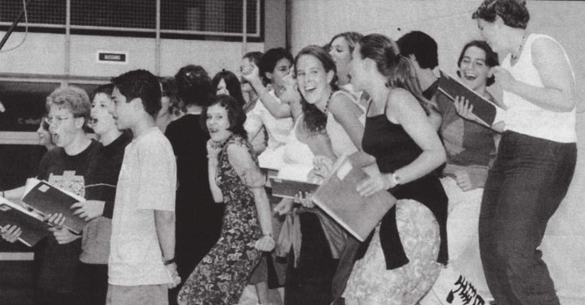 Der Bezirksschulchor Muri sorgt mit packender Musik für Abwechslung. Bild: Archiv