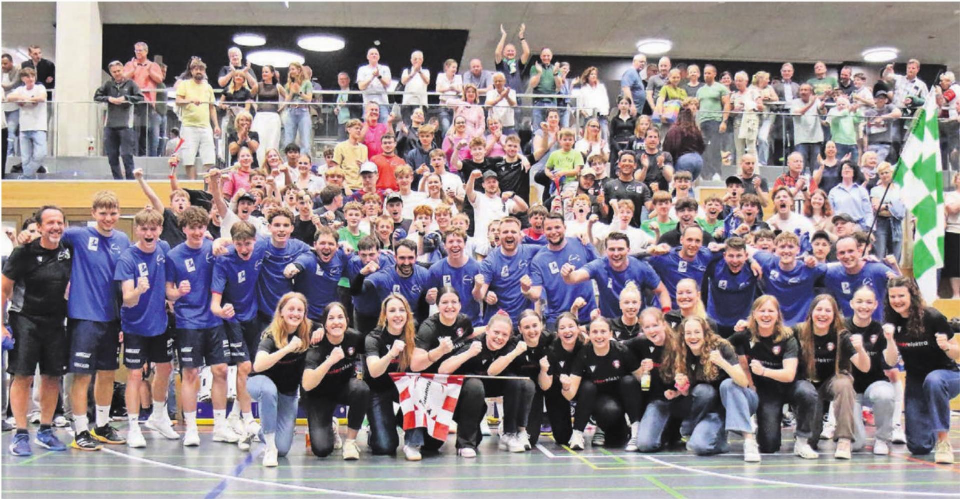 Das gemeinsame Aufstiegsbild: Die Frauen der SG Freiamt und die Männer der SG Wohlen Mutschellen feiern mit den Fans.    Bild: Jan Gelpke - Das Bild wird blockiert. – Möglicherweise durch einen aktiven Adblocker.