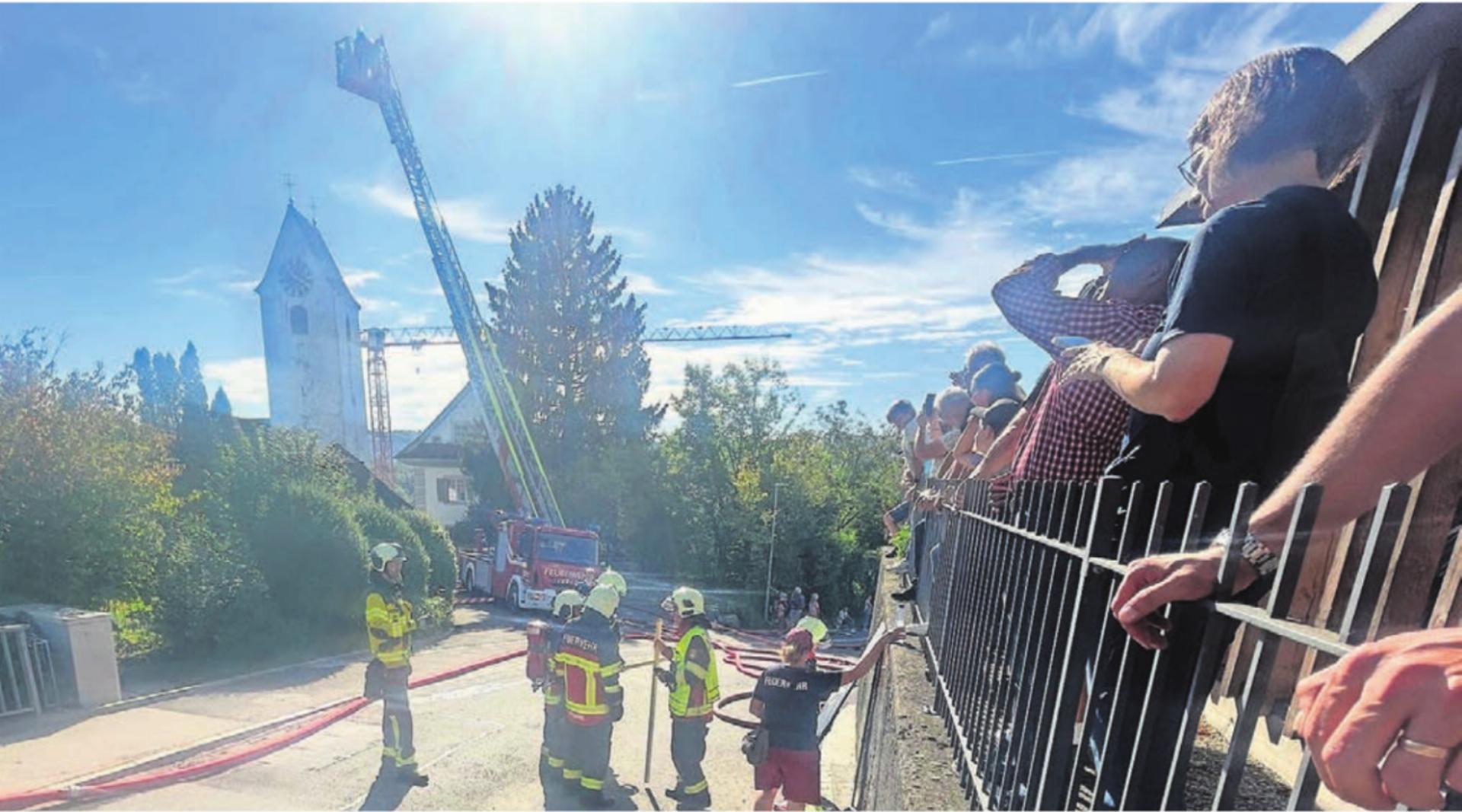 Die Hauptfeuerwehrübung am wohl kultur- und baugeschichtlichen Wahrzeichen der Gemeinde Eggenwil, die römisch-katholische Pfarrkirche zu St. Laurentius, zog die Bevölkerung an. Bilder: Sabrina Salm - Das Bild wird blockiert. – Möglicherweise durch einen aktiven Adblocker.