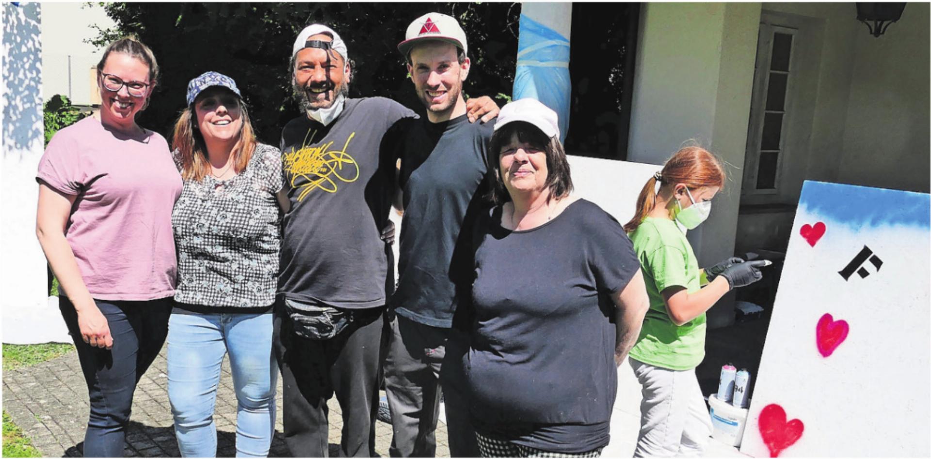 Sie sind zufrieden mit dem Anlass: (v. l.) Marta Tabken, Martina Koch, Graffiti-Künstler Marvin, Daniel Baumann und Katharina Althaus. - Das Bild wird blockiert. – Möglicherweise durch einen aktiven Adblocker.