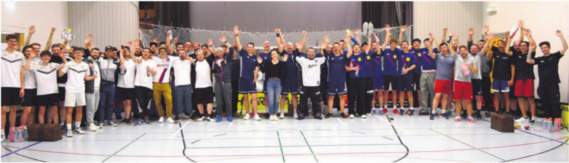 Alle Teilnehmer der zweiten Auflage des Unihockey-Turniers in Büttikon auf einem Bild. Bild: zg - Das Bild wird blockiert. – Möglicherweise durch einen aktiven Adblocker.