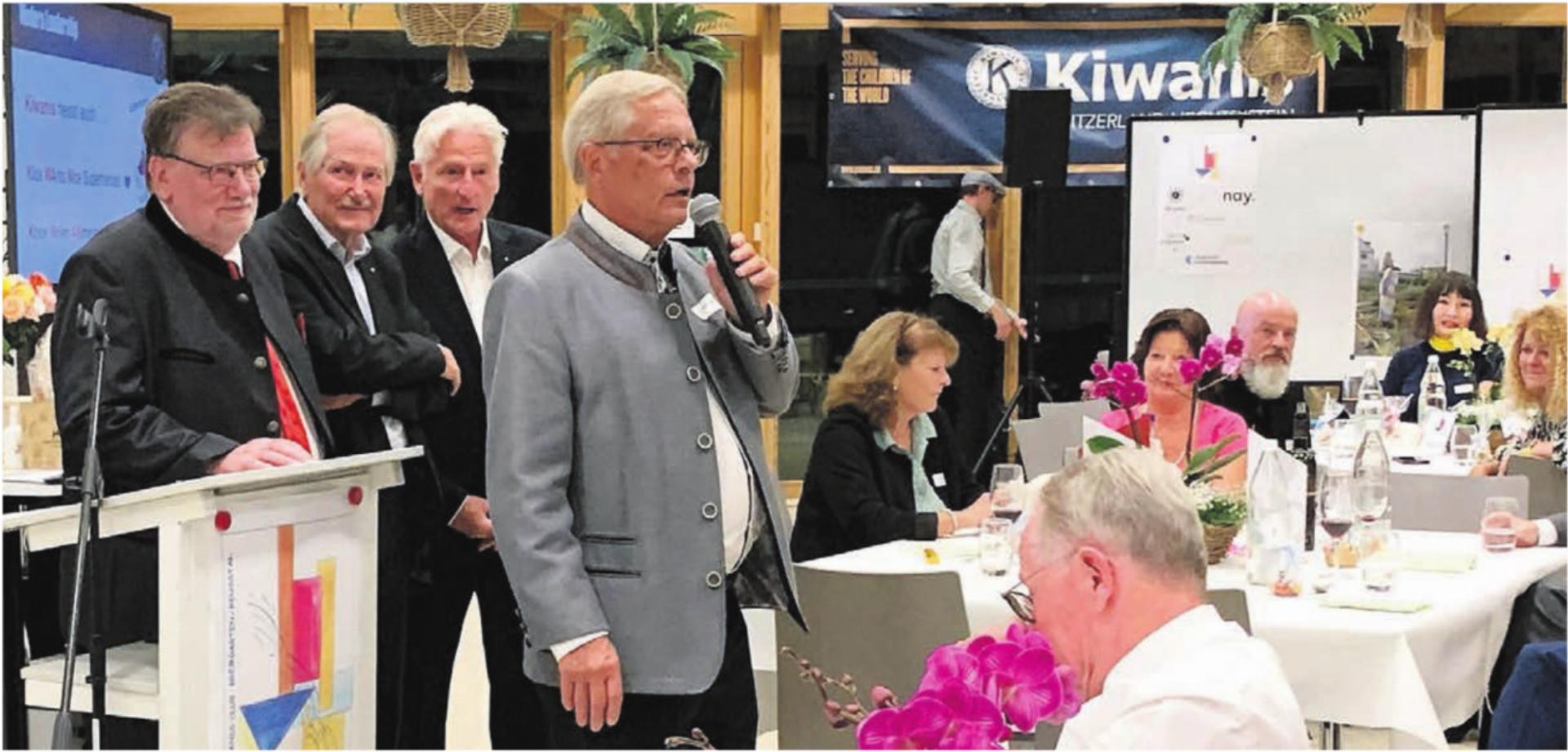 Walter Stäger (in der Mitte in Grau) wird «Lieutenant Governor» der Division 12 – also des Kantons Aargau – für das Vereinsjahr 2025/2026. Zum dritten Mal stellt der Kiwanis Club Bremgarten-Reusstal damit den regionalen Ansprechspartner für alle lokalen Kiwanis-Clubs. 
Bild: gum - Das Bild wird blockiert. – Möglicherweise durch einen aktiven Adblocker.