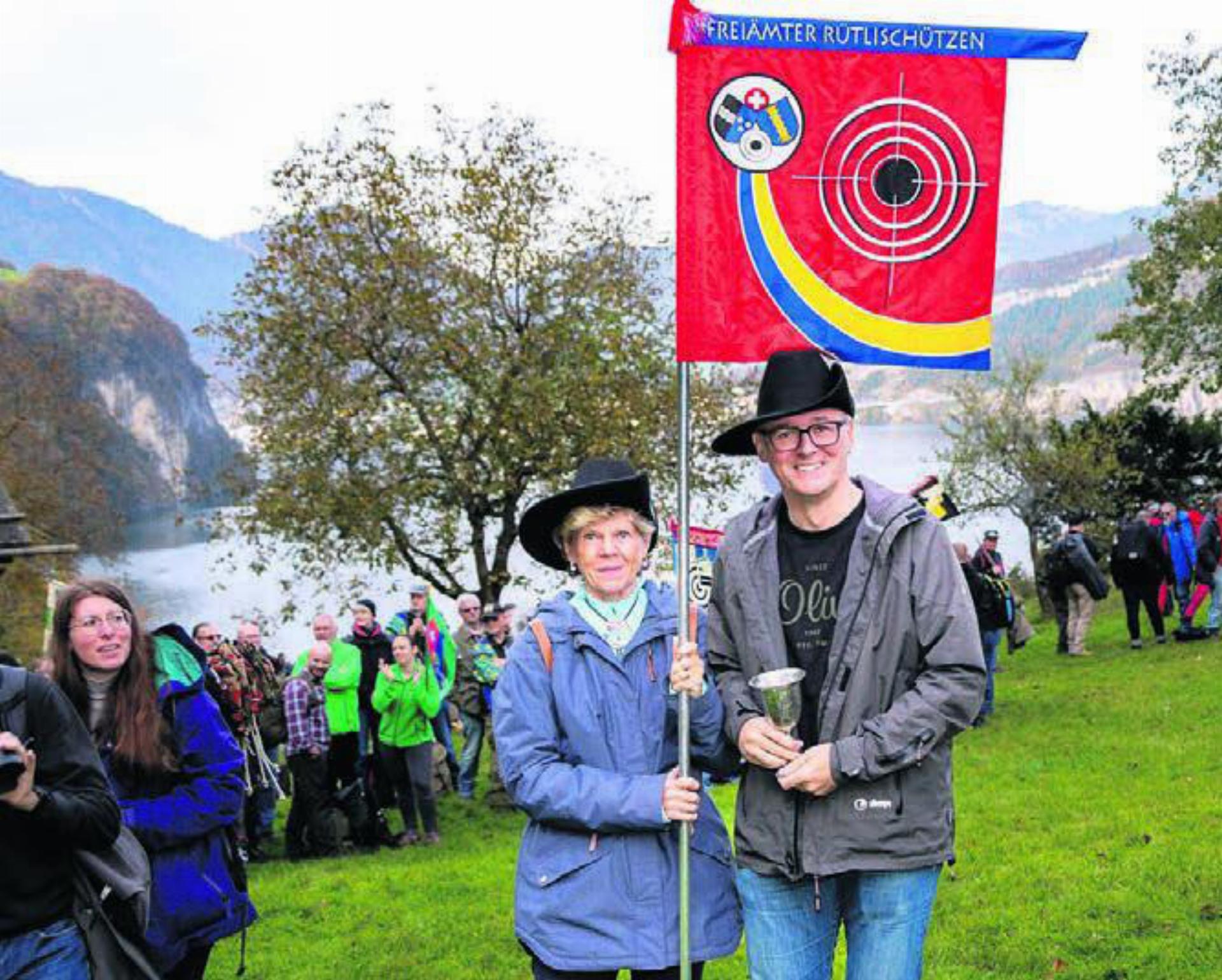 Rolf Furrer mit Siegerbecher und Alice Schenkel mit Standarte. Bild: zg
