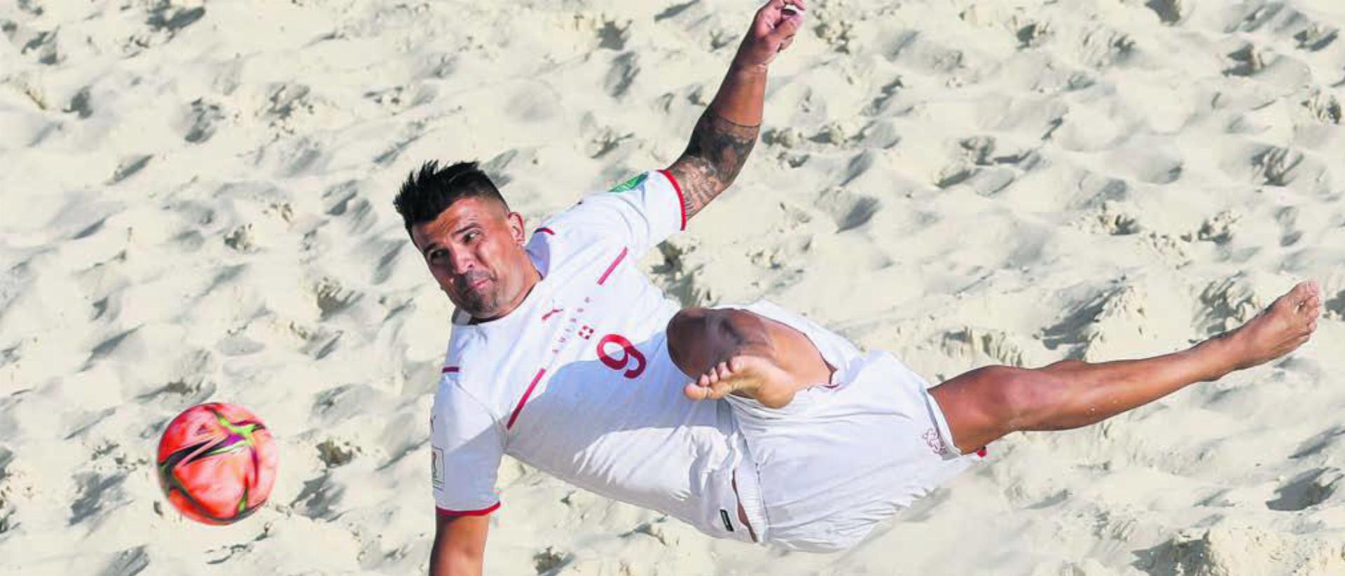 Wer in der Schweiz Beachsoccer sagt, der meint Dejan Stankovic. Der Freiämter hat diesen Sport geprägt wie kein anderer. Schon im Januar entscheidet er sich für den Rücktritt, der nun offiziell wird. Stankovic engagiert sich nun beim FC Baden II. 
Im letzten Jahr verpasst die Schweiz die Qualifikation für die Weltmeisterschaft. Und Dejan Stankovic macht sich in den kalten Monaten seine Gedanken. «Ich spürte immer mehr, dass mein Körper älter wird», sagt der bald 40-Jährige. Nebst 100-Prozent-Job und den Verpflichtungen als Familienvater wird der Aufwand für den Beachsoccer im fortschreitenden Alter langsam, aber sicher zu viel. «Aufwand und Ertrag passten nicht mehr», so Stankovic.
Jetzt Co-Trainer des Cousins
Im Januar fällt er den Entscheid, dass er zurücktritt. Ende Juni steht auf der Homepage des FC Baden, dass Stankovic «als ehemaliger Beachsoccer-Nationalspieler» nun Assistenztrainer der zweiten Mannschaft wird. Cheftrainer ist sein Cousin Sasa Stankovic– ebenfalls ein Freiämter. «Ich möchte mich weiterentwickeln, mehr in den