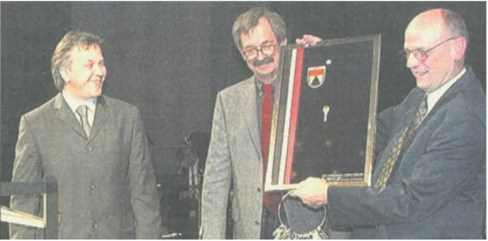 Sie eröffnen in Wohlen das sanierte Casino mit einem symbolischen Schlüsselumtausch (von links): Andy Wyder und Hardy Ketterer vom Architekturbüro Wyder   Frey sowie Gemeinderat Erwin Meier. Bild: Archiv - Das Bild wird blockiert. – Möglicherweise durch einen aktiven Adblocker.