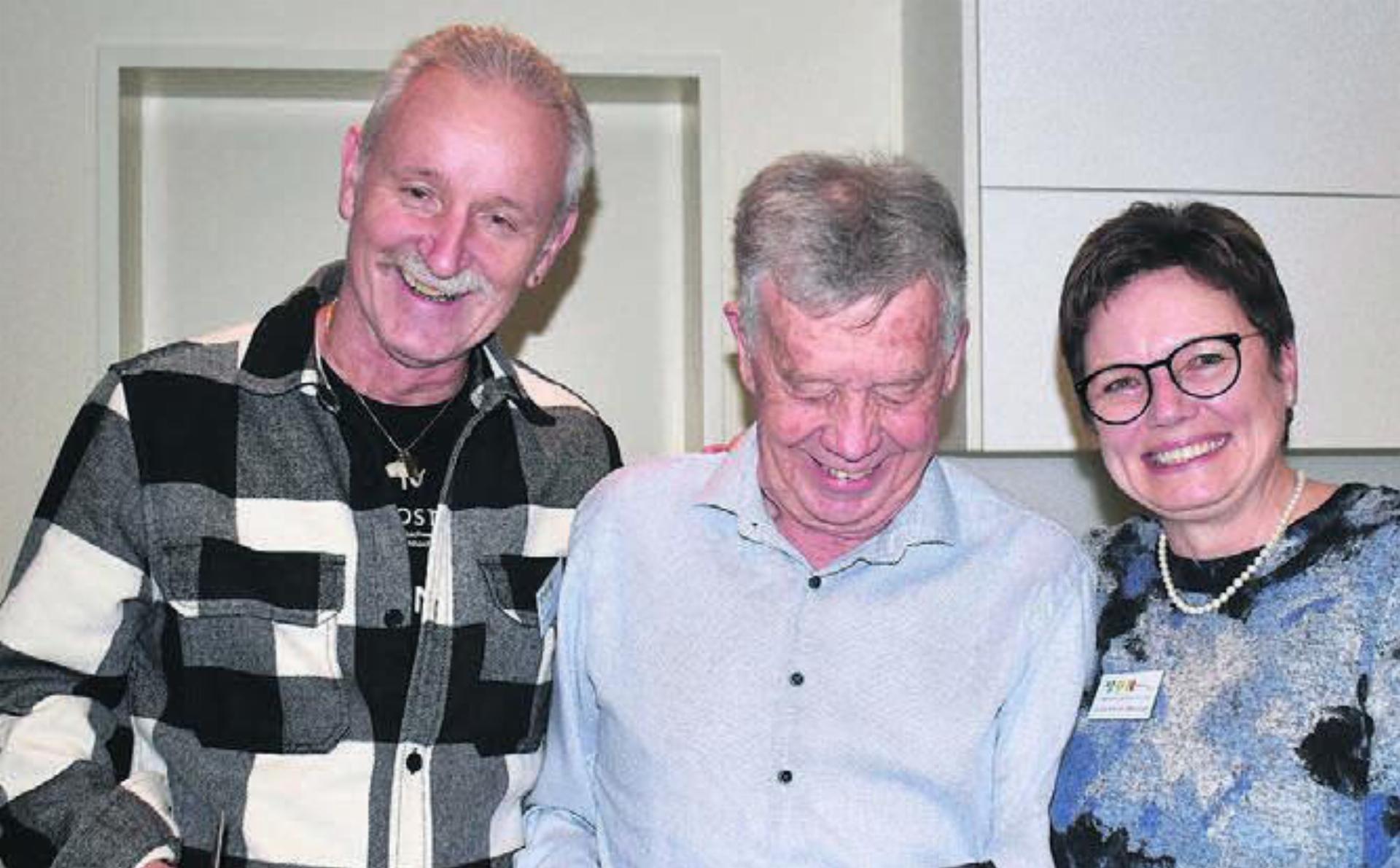Nick Wettstein (Mitte) freut sich sichtlich über das Geschenk zum Abschied. Neben ihm Präsident Otto Eggimann und Arbeitsgruppenmitglied Eveline Scherrer. Bild: eob