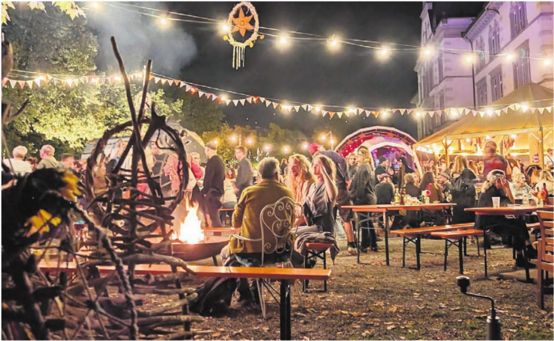 Während nebenan die Post abgeht, gibt es am Kuzeb-Festival auch ganz viel Raum für gemütliches Beisammensein. Bilder: Marco Huwyler - Das Bild wird blockiert. – Möglicherweise durch einen aktiven Adblocker.