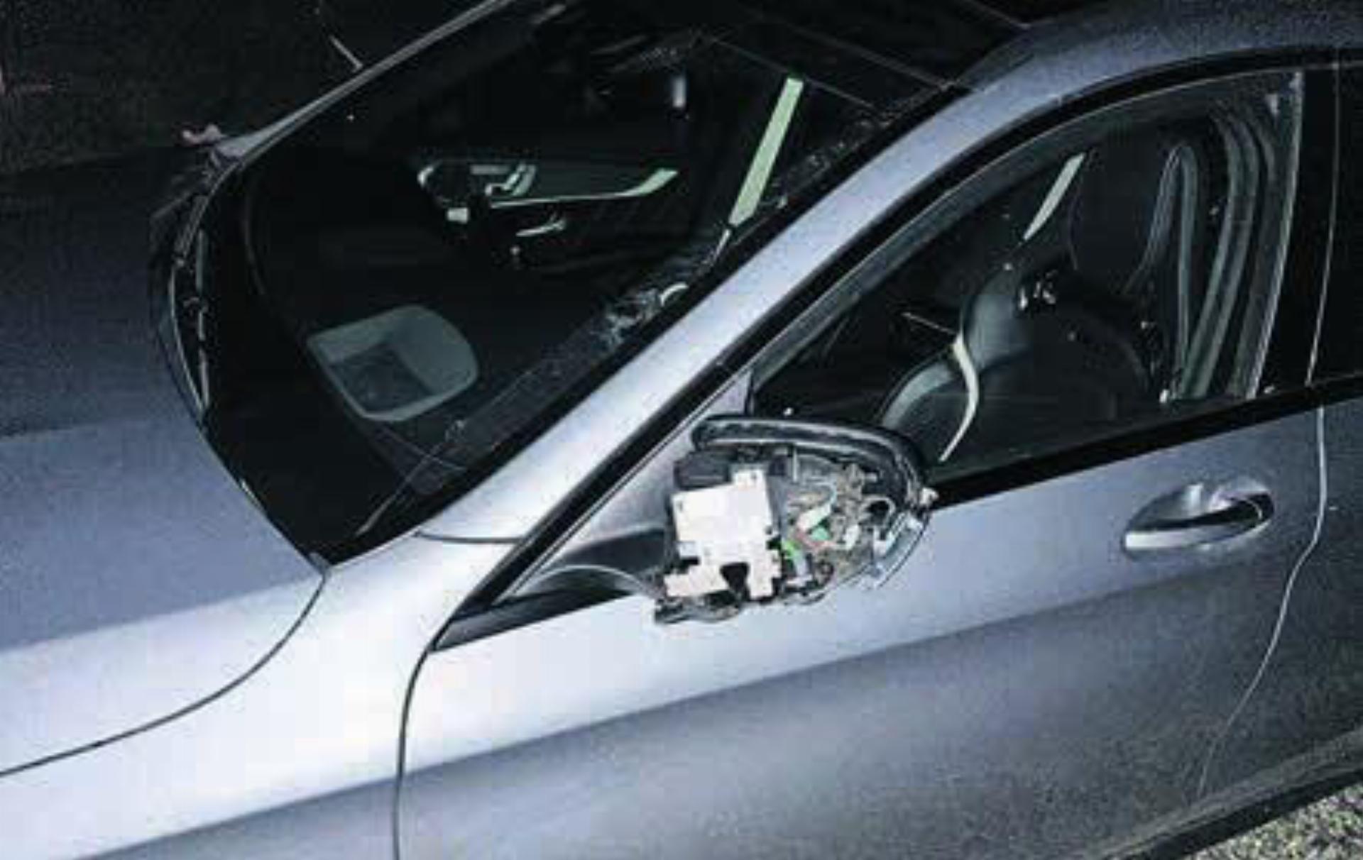 Der linke Spiegel des Mercedes wurde bei der Kollision beschädigt. Bild: pd