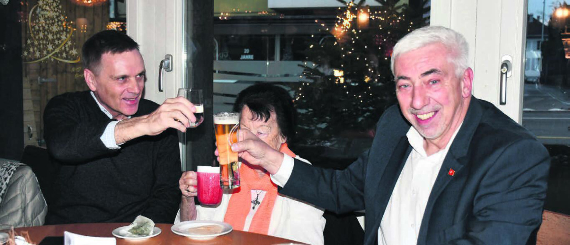 Da prostet selbst der Regierungsrat zu: Jean-Pierre Gallati stösst mit Roland Büchi, Präsident der SVP Wohlen, auf den grossen Erfolg an. Bild: Daniel Marti - Das Bild wird blockiert. – Möglicherweise durch einen aktiven Adblocker.