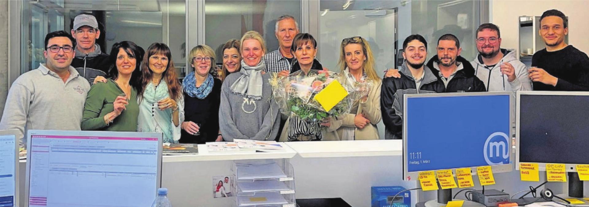 Zum 30. Geburtstag des Familienunternehmens überraschte die Belegschaft Chefin Jacqueline Wiederkehr (Mitte) mit einem Apéro in den Geschäftsräumen und einem Blumenstrauss. Bild: zg