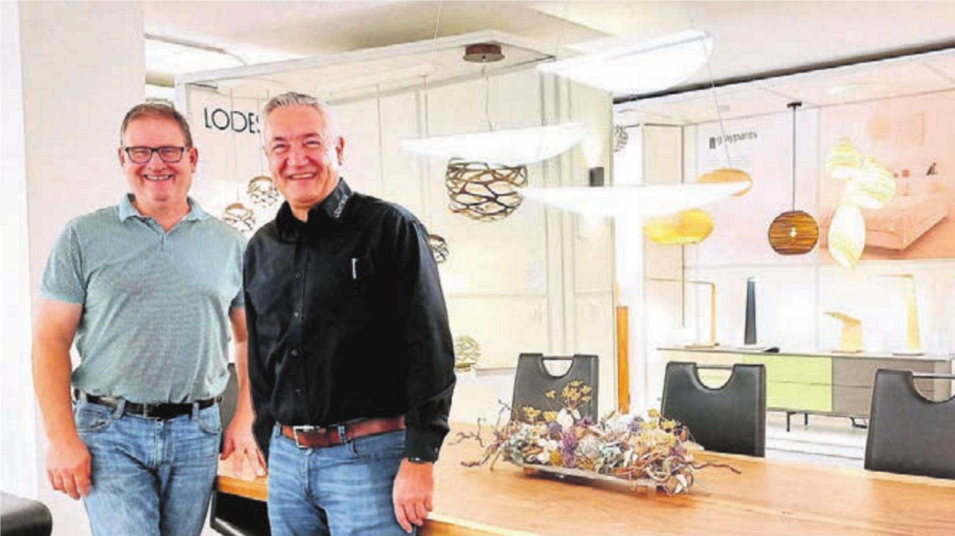 Othmar Sachs und Werner Funk (r.) am neuen Ausstellungsort in Obfelden. Bild: zg