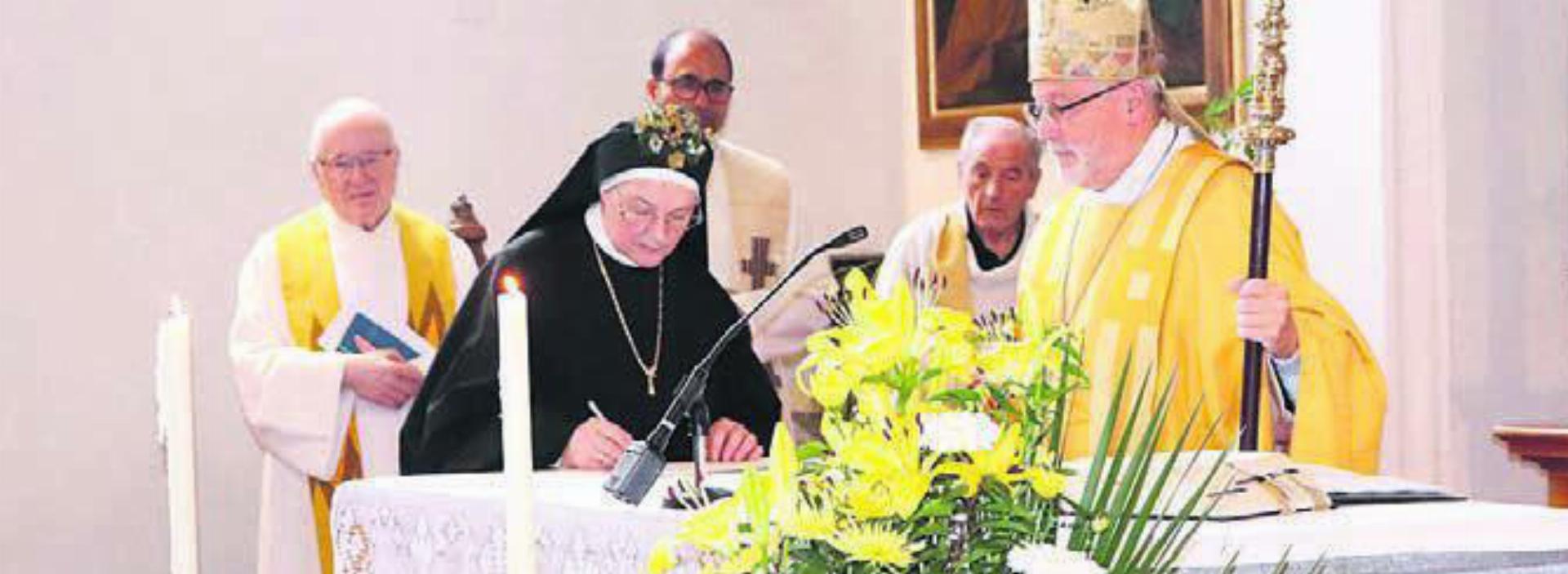 Die Äbtissin bei ihrer Unterschrift während des Gottesdienstes. Bild: zg