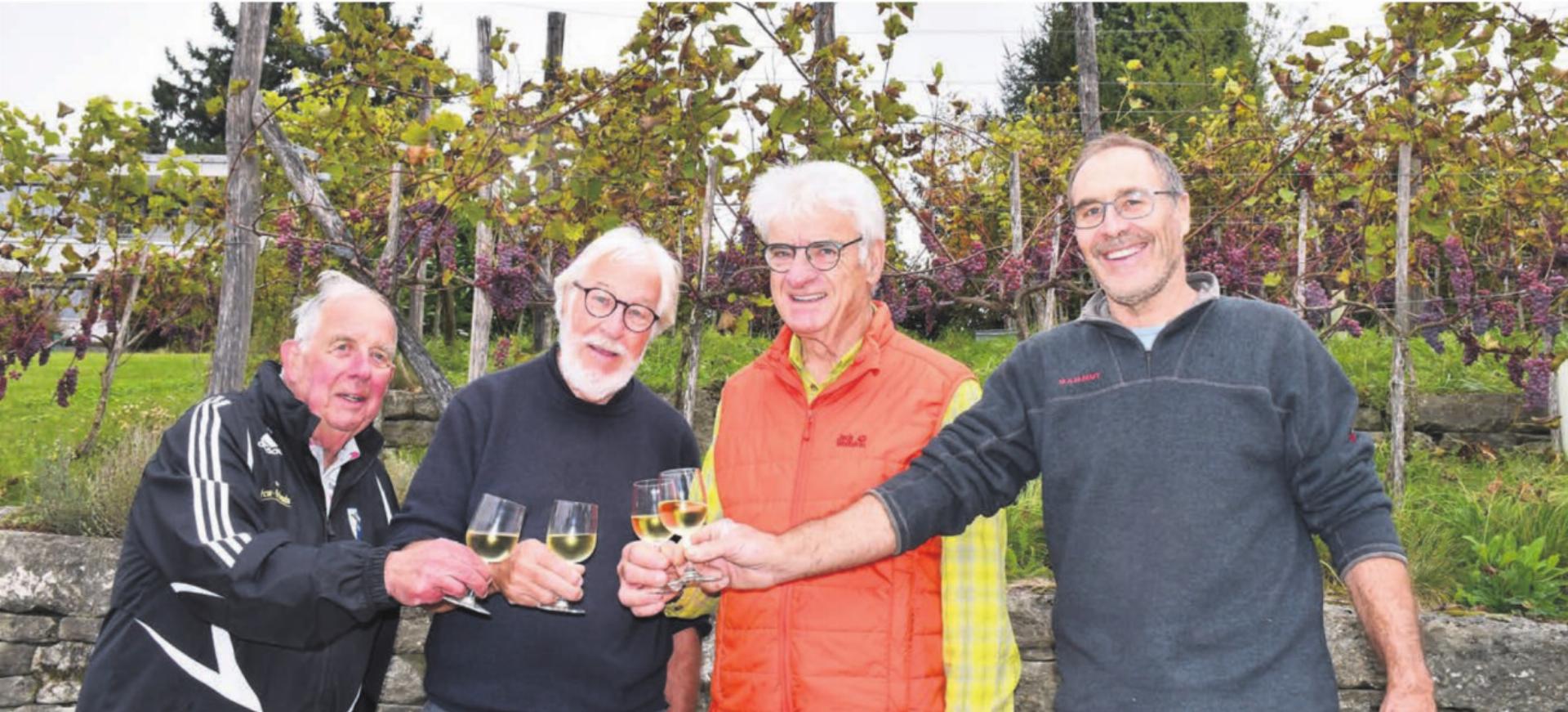 Vier erfahrene Weinleser haben den «Wümmet» am Rebberg gemeistert und prosten sich mit einem letztjährigen Weisswein zu (v. l.): Hans Hübscher, Pitsch Isler, Arthur Fischer, Winzer Stefan Weber. Bilder: Daniel Marti - Das Bild wird blockiert. – Möglicherweise durch einen aktiven Adblocker.