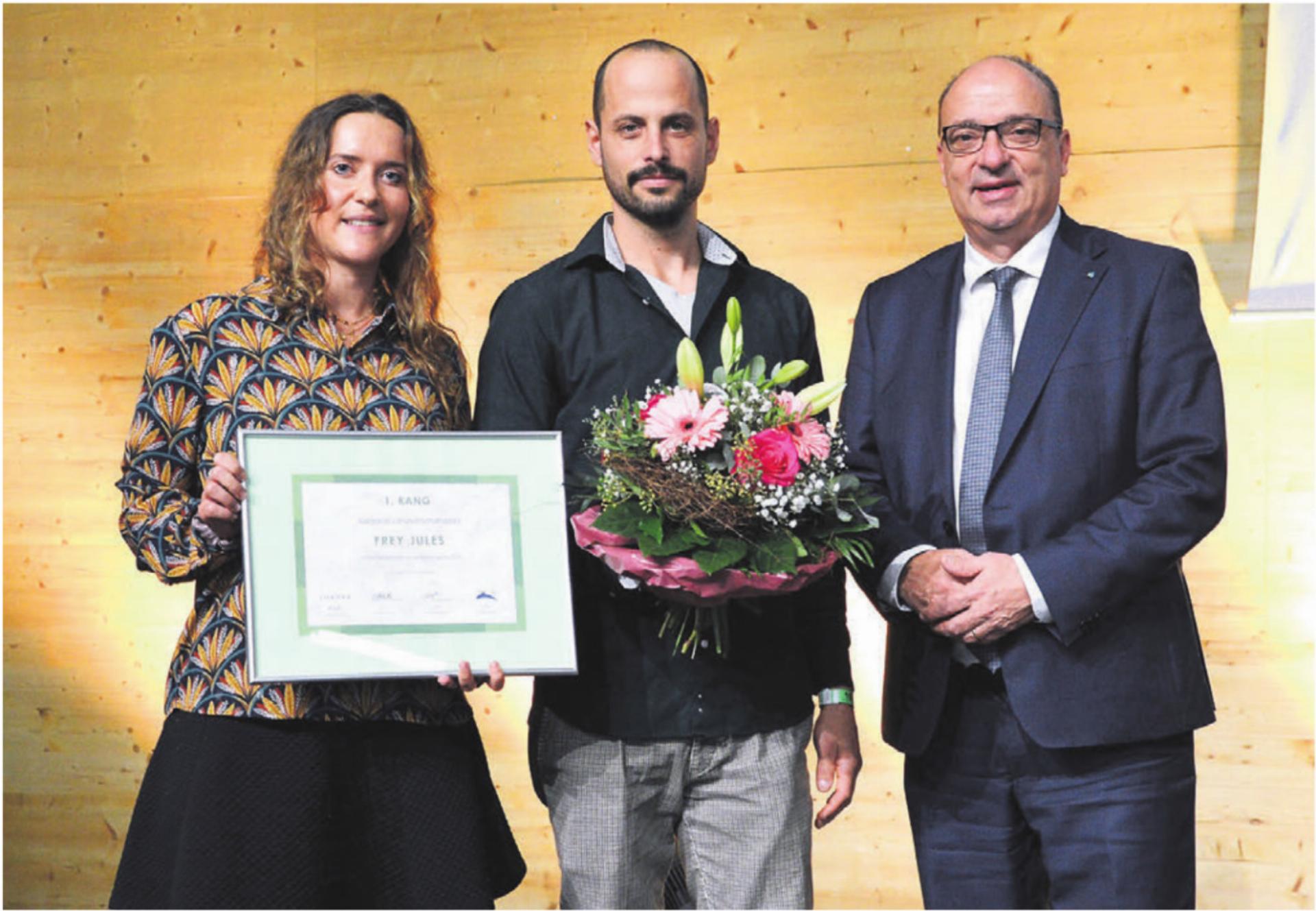 Valérie Strebel und Jules Frey dürfen von Markus Dieth die Auszeichnung entgegennehmen. Bild: pd - Das Bild wird blockiert. – Möglicherweise durch einen aktiven Adblocker.