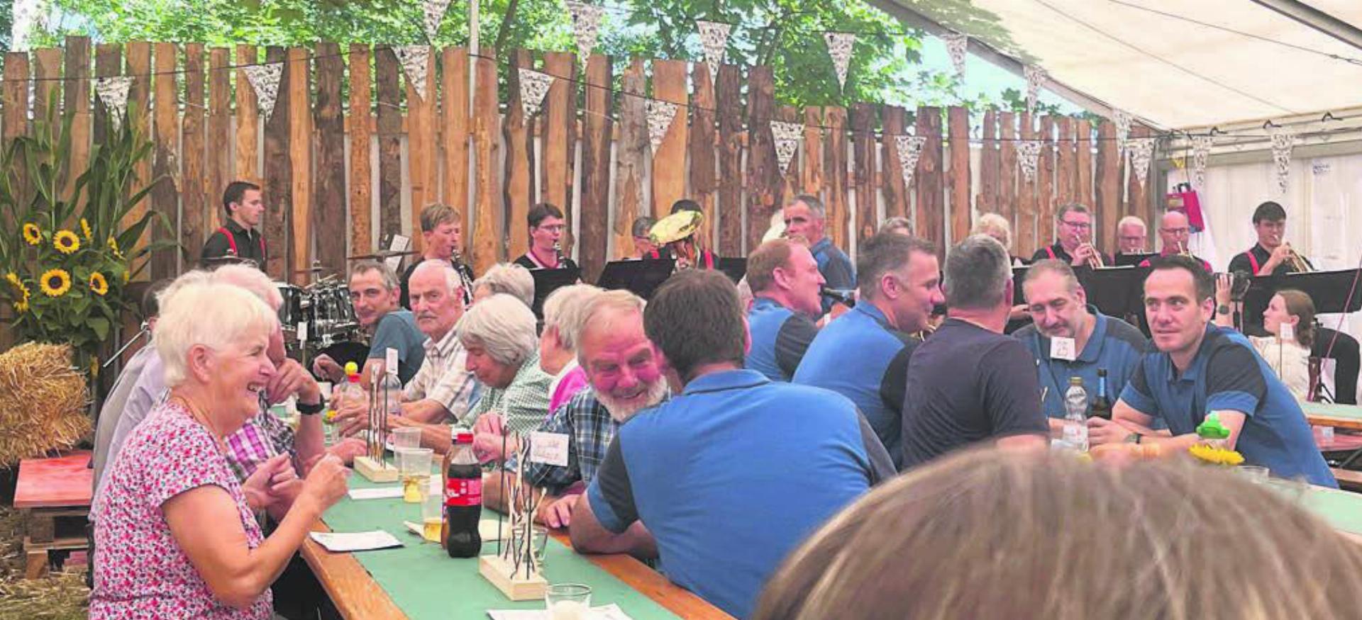 Sehr gut besuchtes Waldfest am Hägglinger Forsthaus. An beiden Tagen gab es kaum freie Plätze. Bild: mub